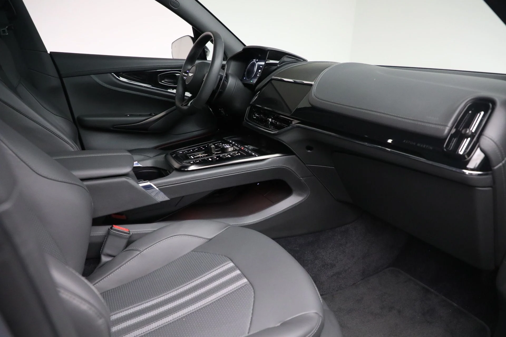 mph020_922761271_New_2025_Aston_Martin_DBX_707_1762018439_59458e7fd0