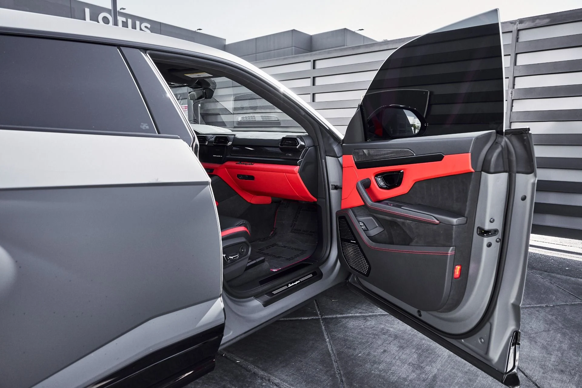 mph020_927297973_Used_2025_Lamborghini_Urus_SE_1778289198_ce119bab8c