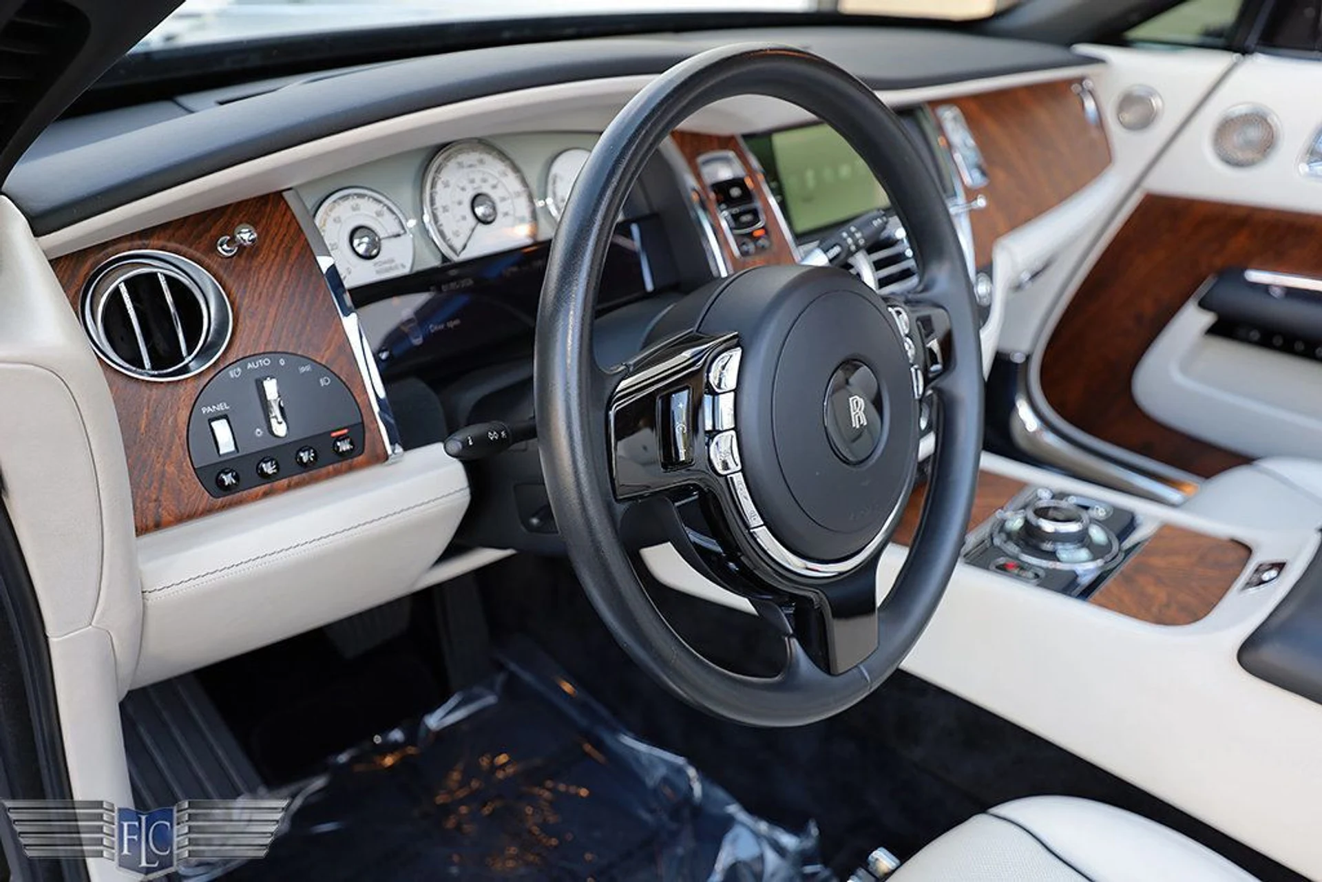 mph020_937657411_used_2017_rolls_royce_dawn_convertible_6305_22967978_21_1024_79056c16c6