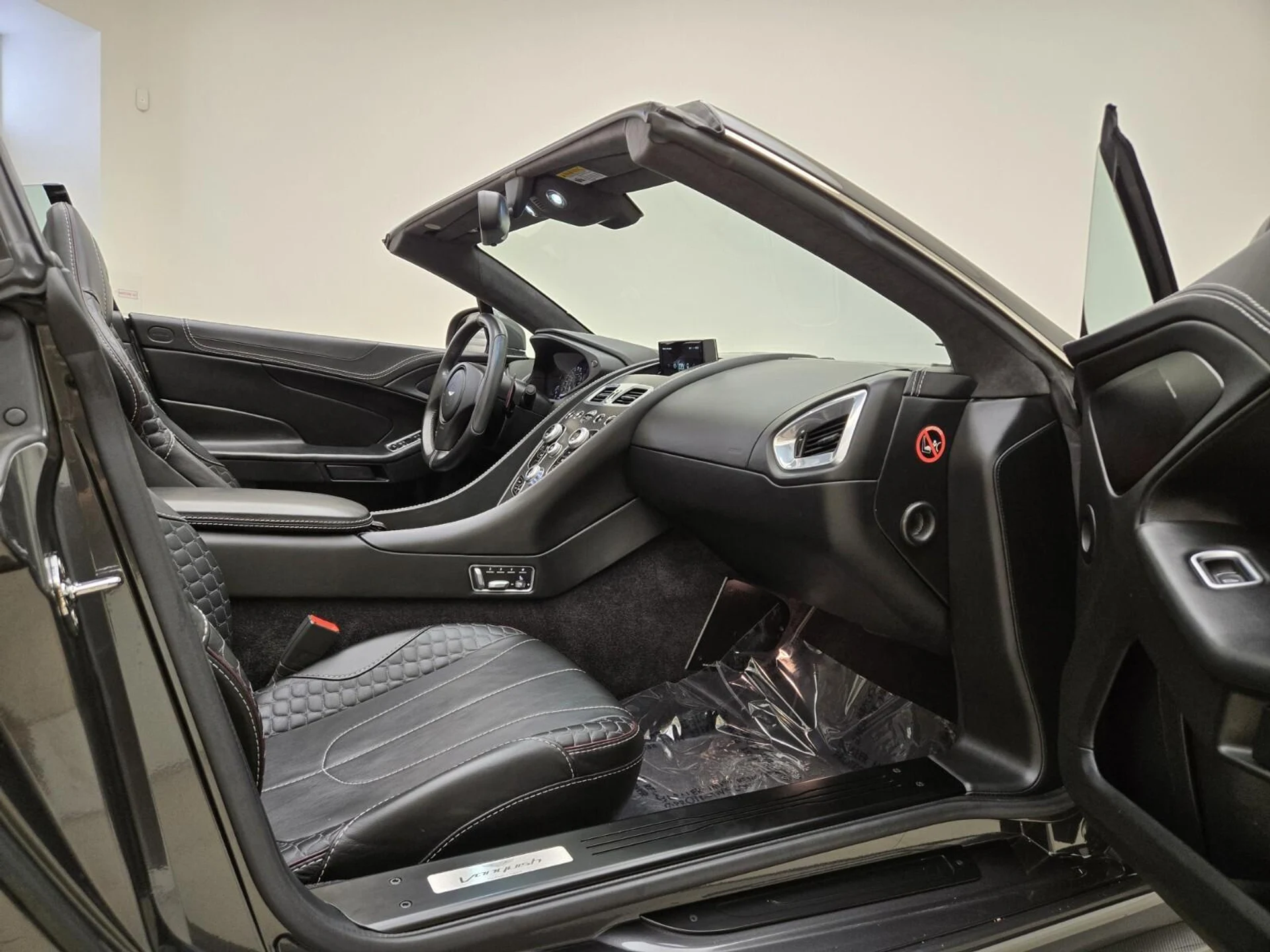 mph020_944717756_Used_2015_Aston_Martin_Vanquish_Volante_1756882945_70c5379716