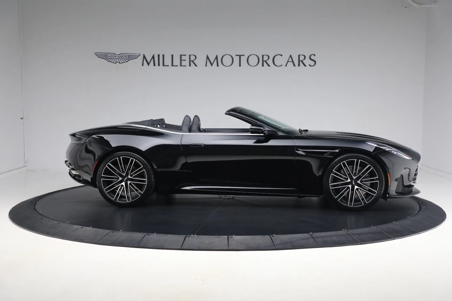 mph020_949957858_New_2025_Aston_Martin_DB_12_Volante_9b5700344e