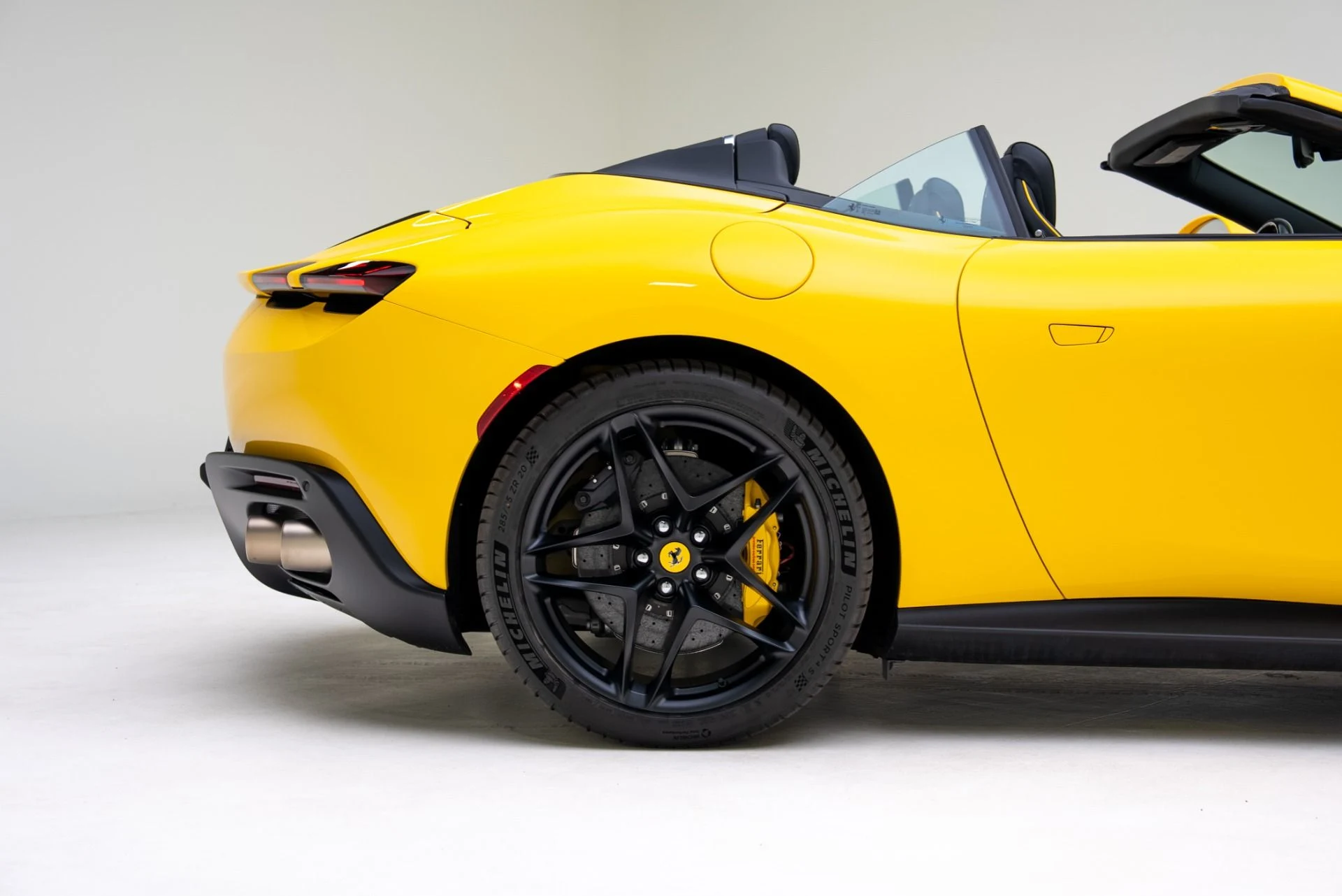 mph020_959769498_Used_2025_Ferrari_Roma_Spider_1768435062_7a2f842f7d