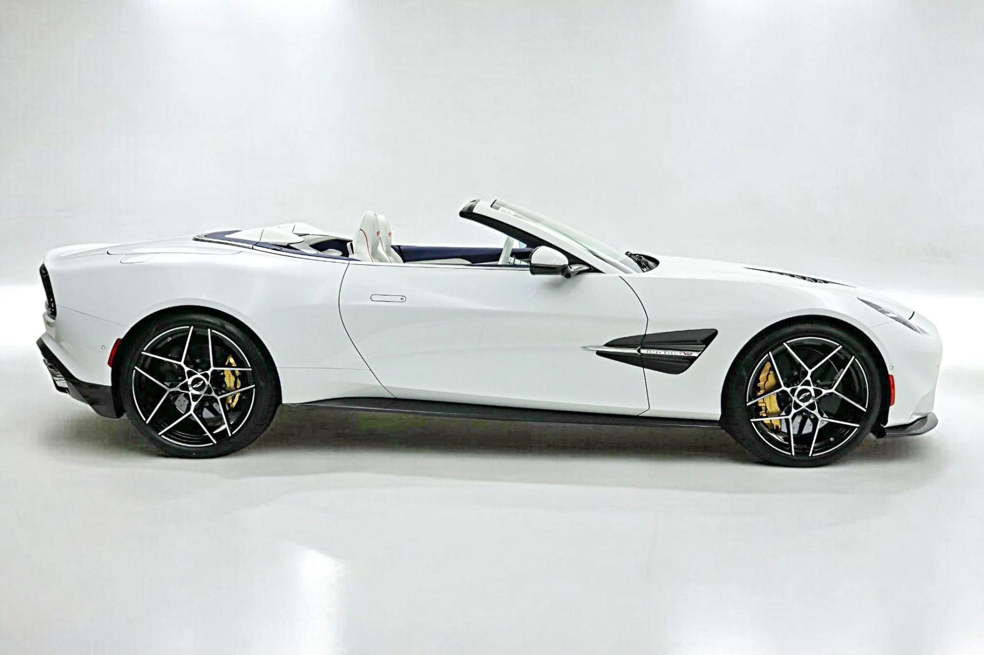 mph020_999983499_New_2026_Aston_Martin_Vanquish_Volante_2dca7670df