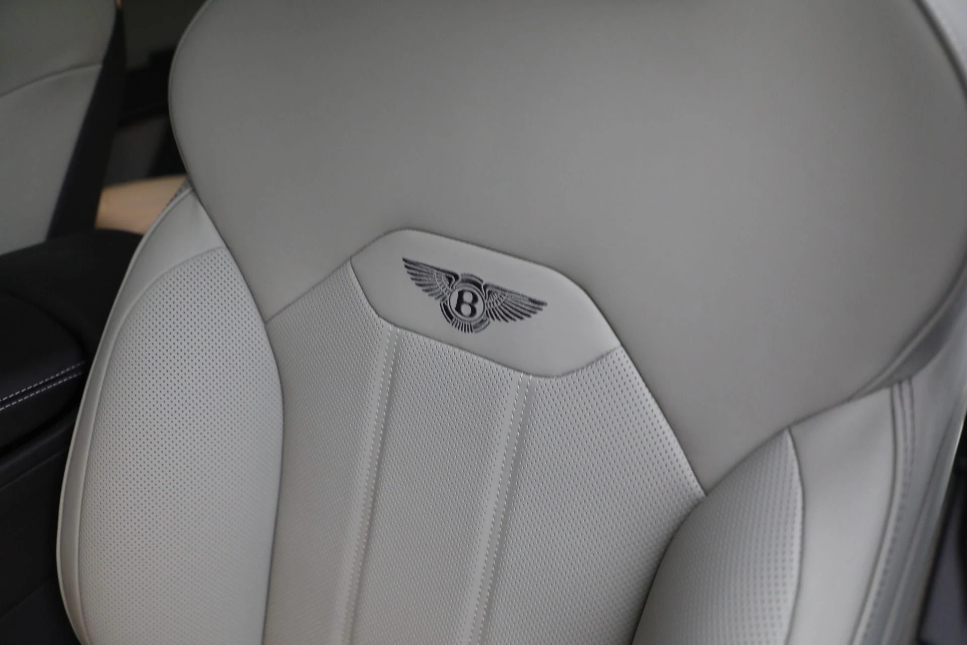 mph021_1032454793_New_2025_Bentley_Bentayga_V8_32e9919c11