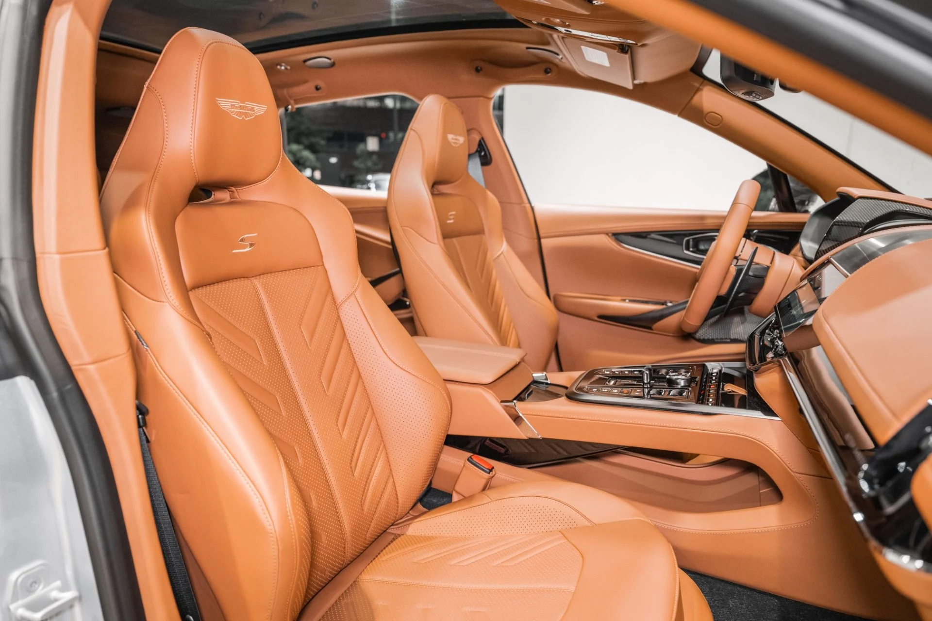 mph021_1048684538_New_2026_Aston_Martin_DBX_S_1780937216_6ebb4fa6ca