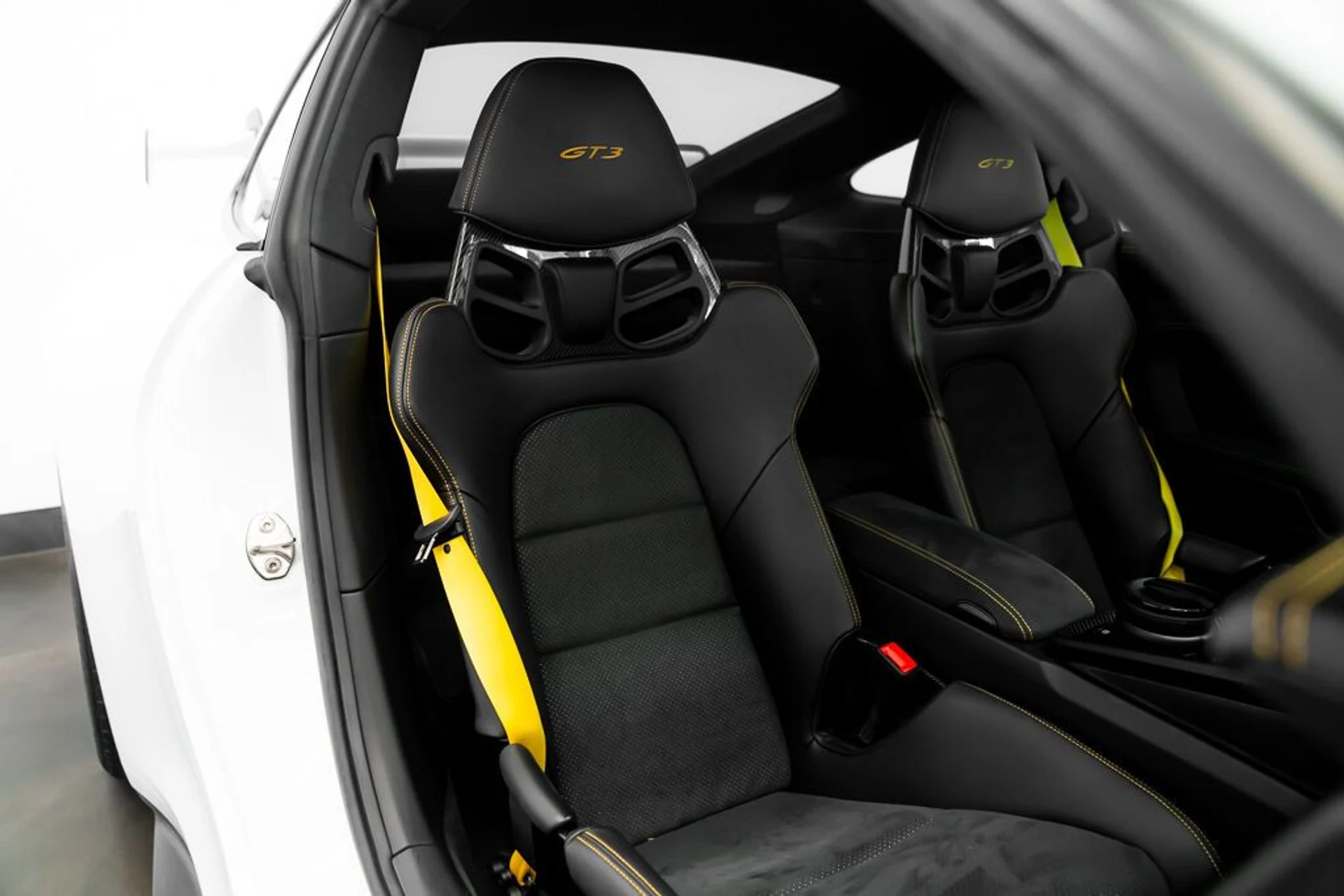 mph021_1069407892_porsche_911_2024_jpg_v_1773863537_0044173d5c