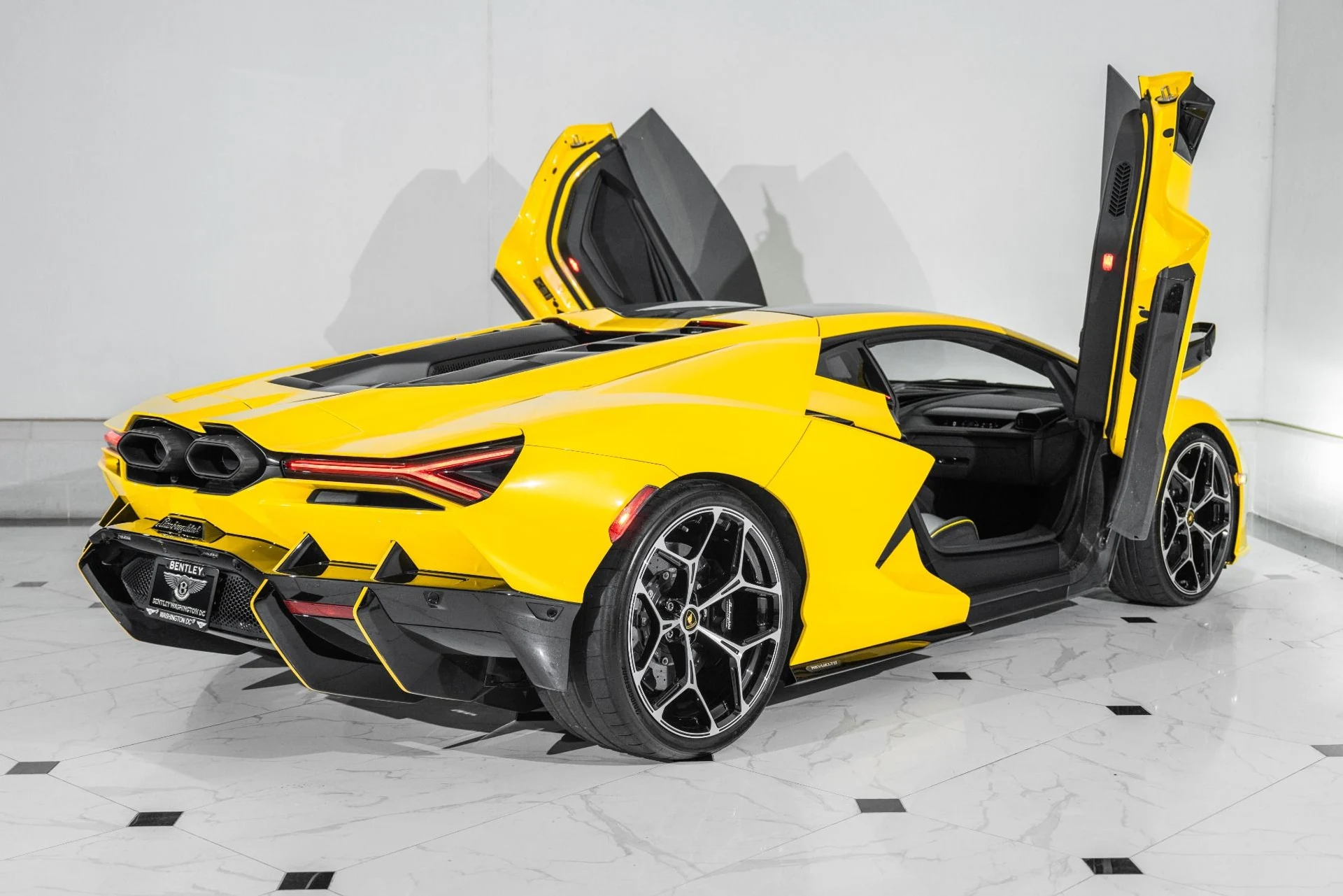 mph021_1122470459_Used_2024_Lamborghini_Revuelto_1760974364_11d8b3abea