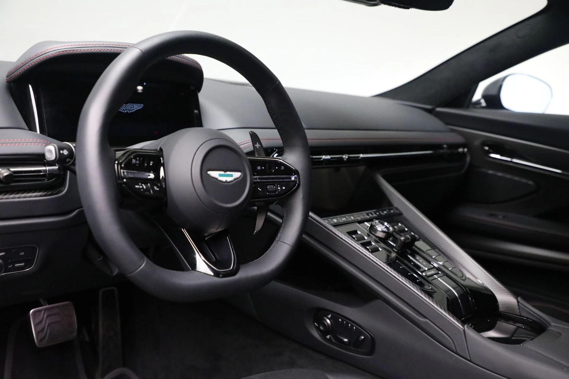 mph021_1127973692_Used_2025_Aston_Martin_DB_12_V8_3a579c5620