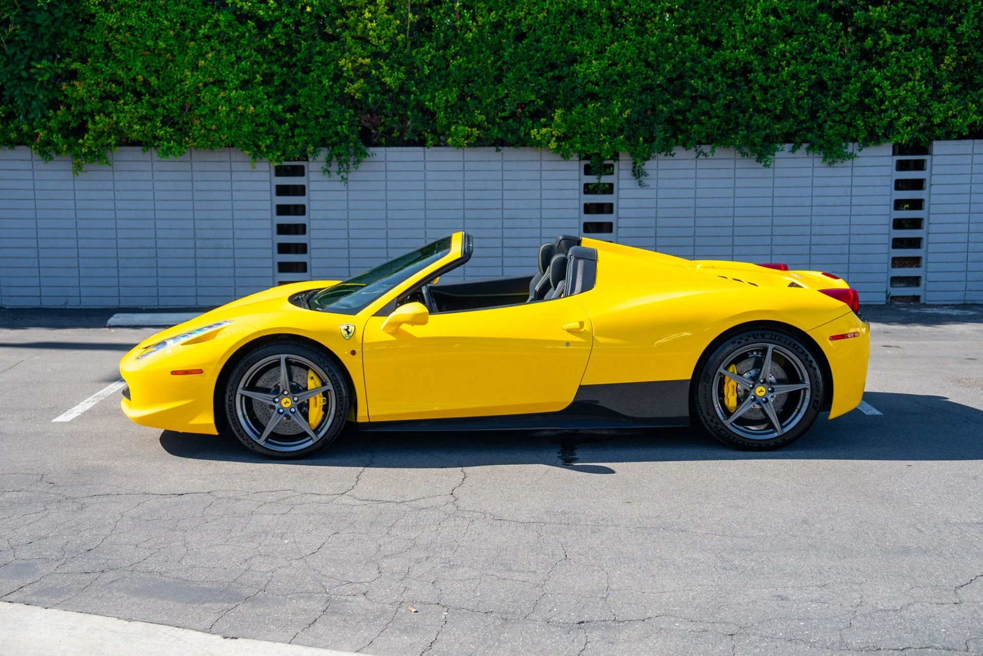 mph021_1138397331_Used_2012_Ferrari_458_Spider_1762304624_6255b40c5d