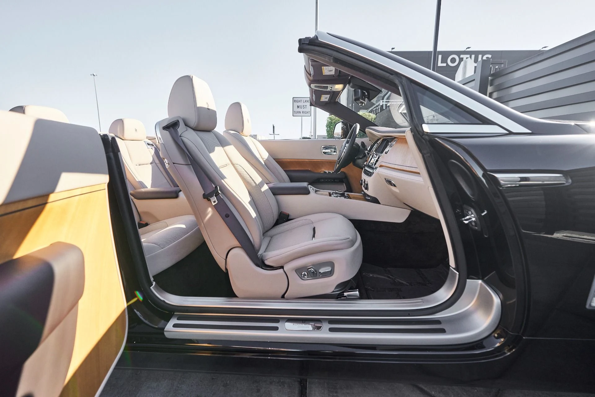 mph021_1138996520_Used_2020_Rolls_Royce_Dawn_Base_1762645798_3ffb6ac89c