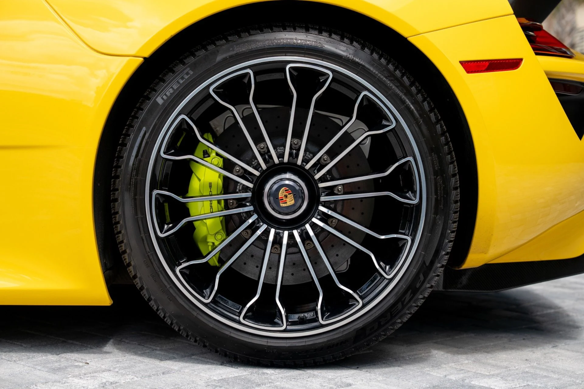 mph021_1158866963_Used_2015_Porsche_918_Spyder_1782406239_8cc863902e