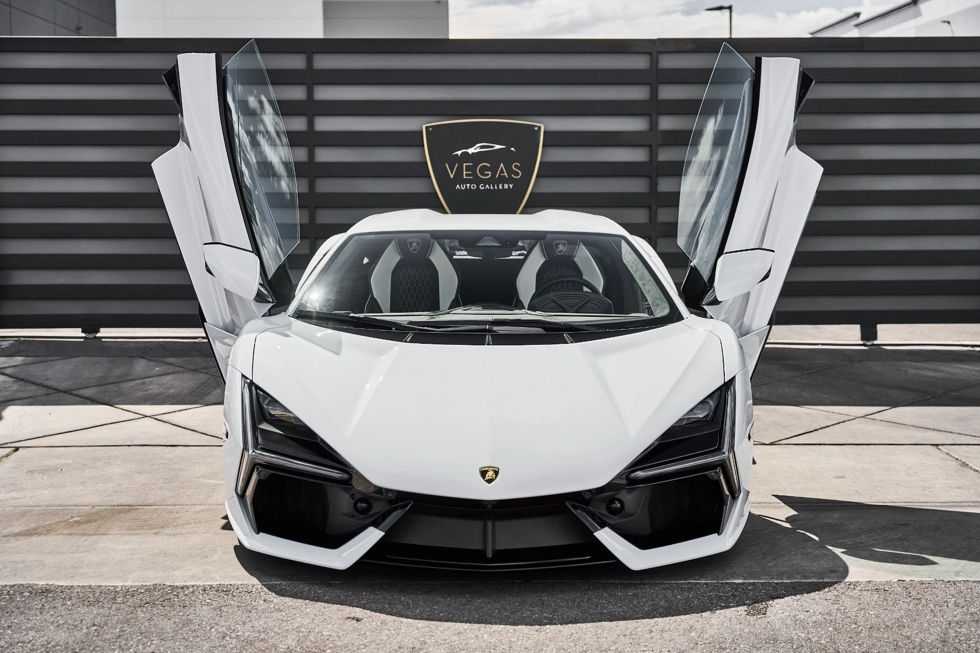 mph021_1159357960_Used_2026_Lamborghini_Revuelto_Base_1777078376_eb5b79e59f