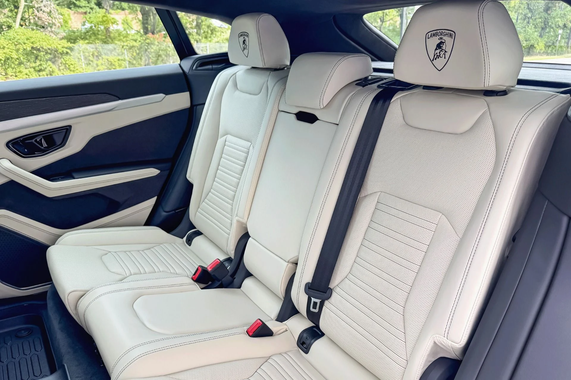 mph021_1167096561_Used_2025_Lamborghini_Urus_SE_1764806157_c57feeb8eb