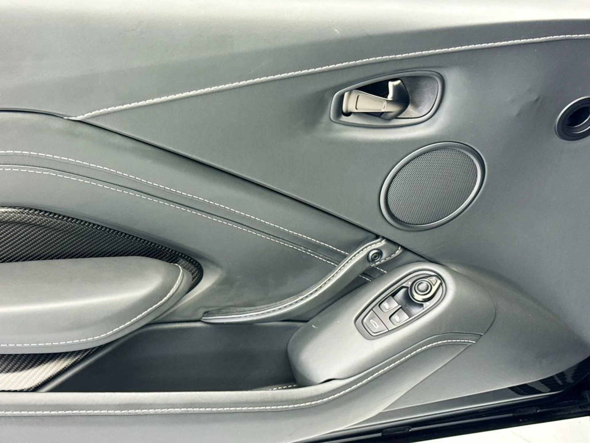 mph021_1198153229_used_2023_aston_martin_vantage_v12coupe_8119_23004338_22_1024_2493369254