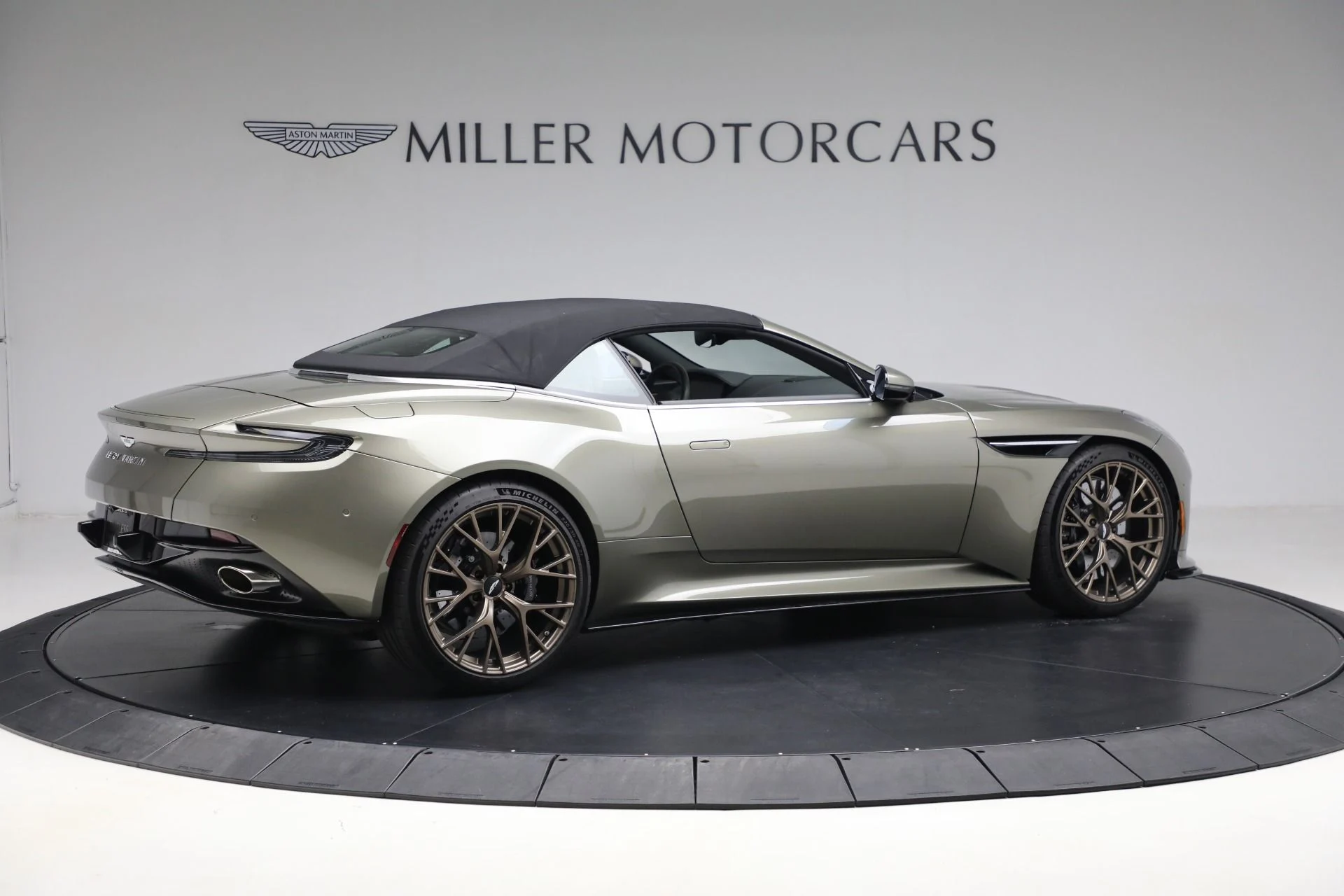 mph021_1208700979_New_2024_Aston_Martin_DB_12_Volante_64449f719d
