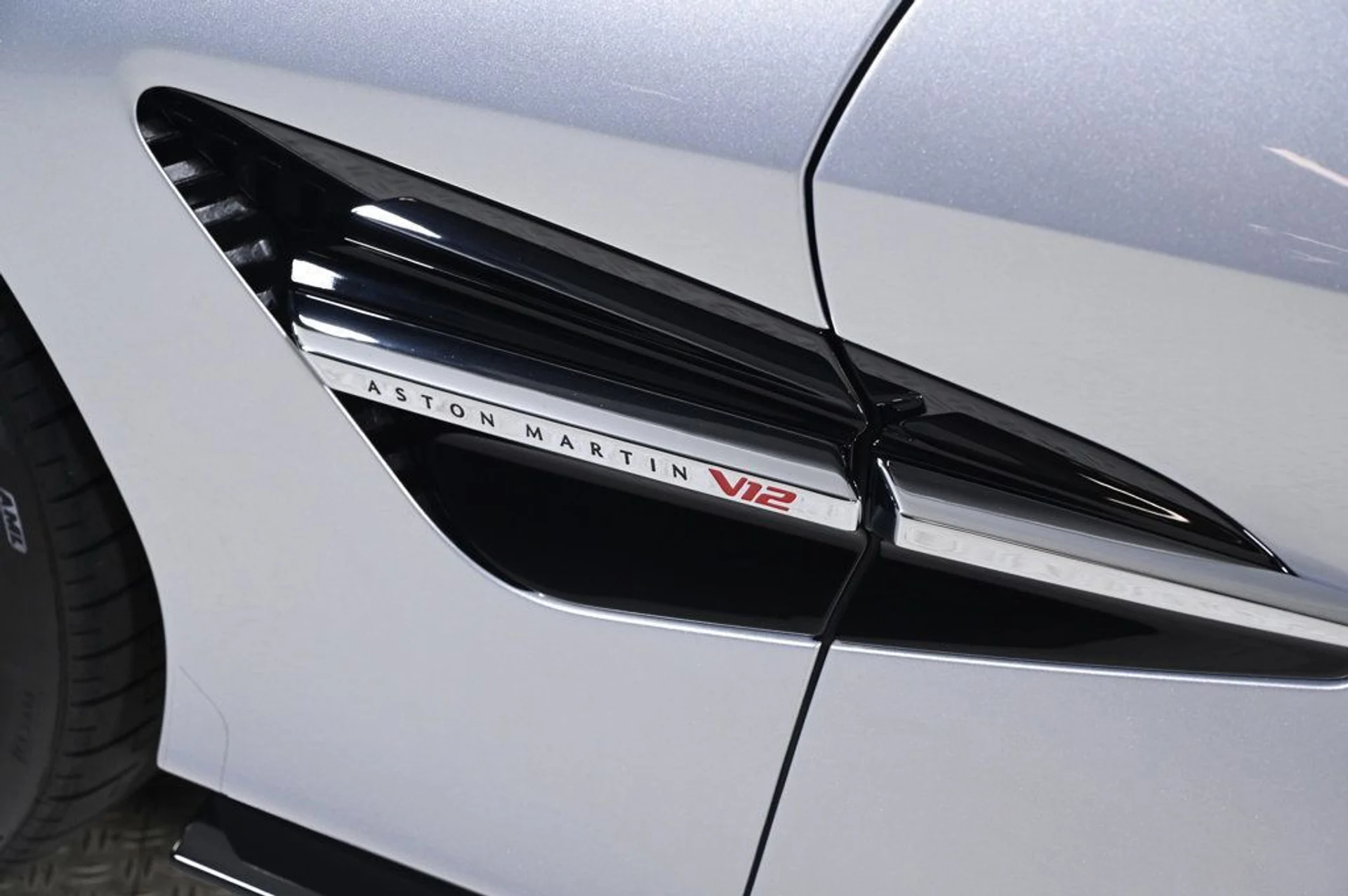 mph021_1216548062_new_2026_aston_martin_vanquish_volante_11350_22980293_22_1024_15ead2aa67