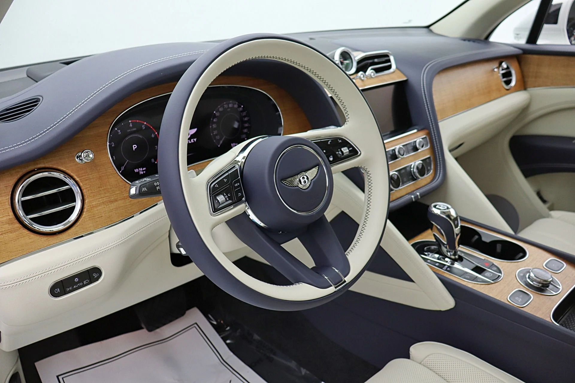 mph021_1242061535_New_2026_Bentley_Bentayga_EWB_V8_1c1422c5b6