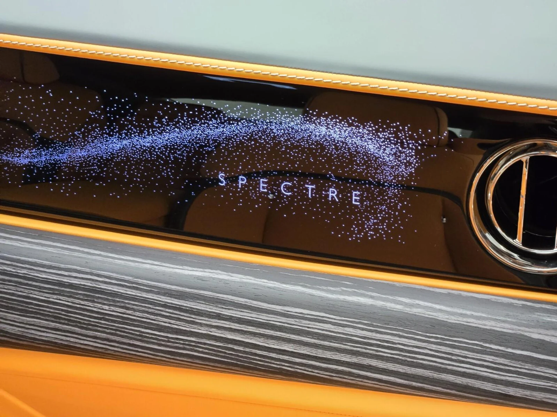 mph021_12567923_New_2025_Rolls_Royce_Spectre_1753162509_e0a544a169