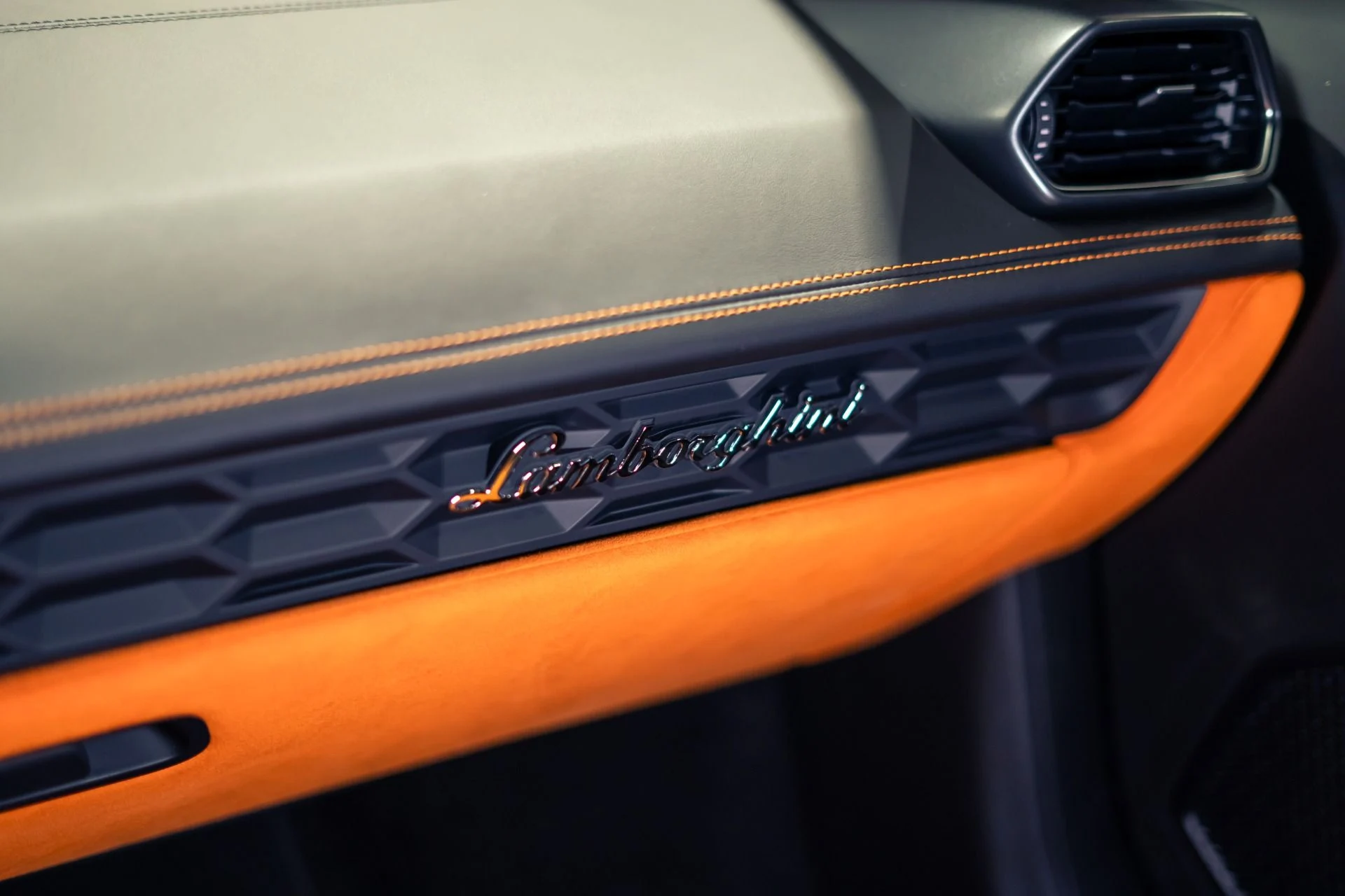 mph021_1366181468_Used_2015_Lamborghini_Huracan_LP_610_4_1782774261_69d5a1efe7
