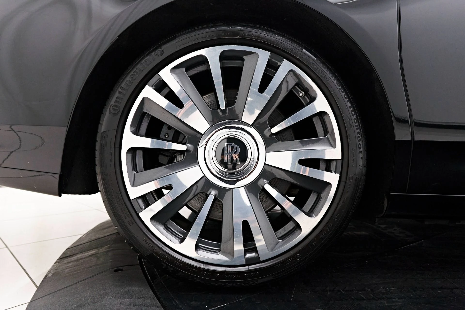 mph021_1374057664_Used_2019_Rolls_Royce_Ghost_Base_1713298107_1cff1b73a5
