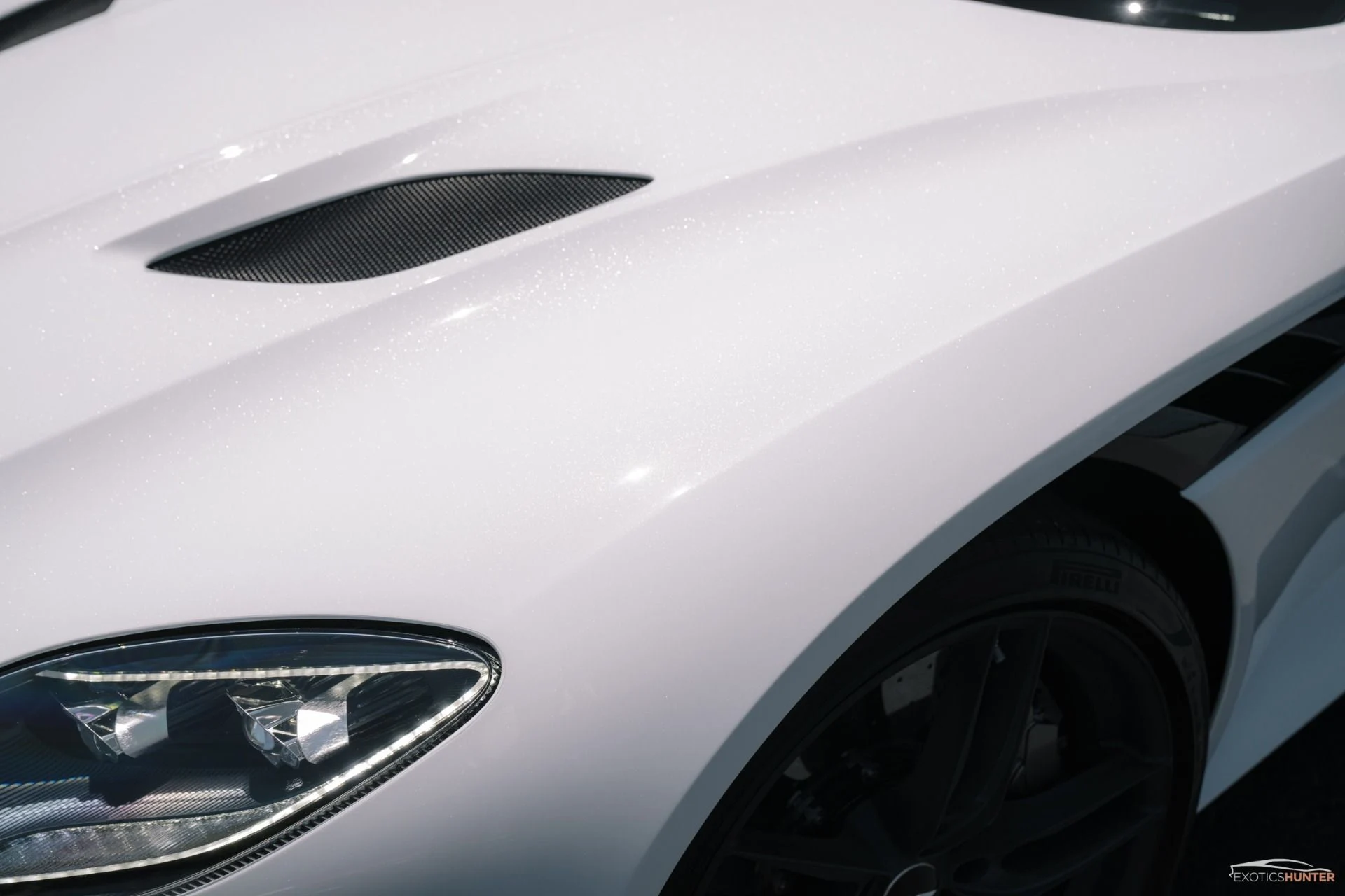 mph021_1377856415_Used_2019_Aston_Martin_DBS_Superleggera_in_White_Stone_w_Carbon_Exterior_1755546225_40f685bae7