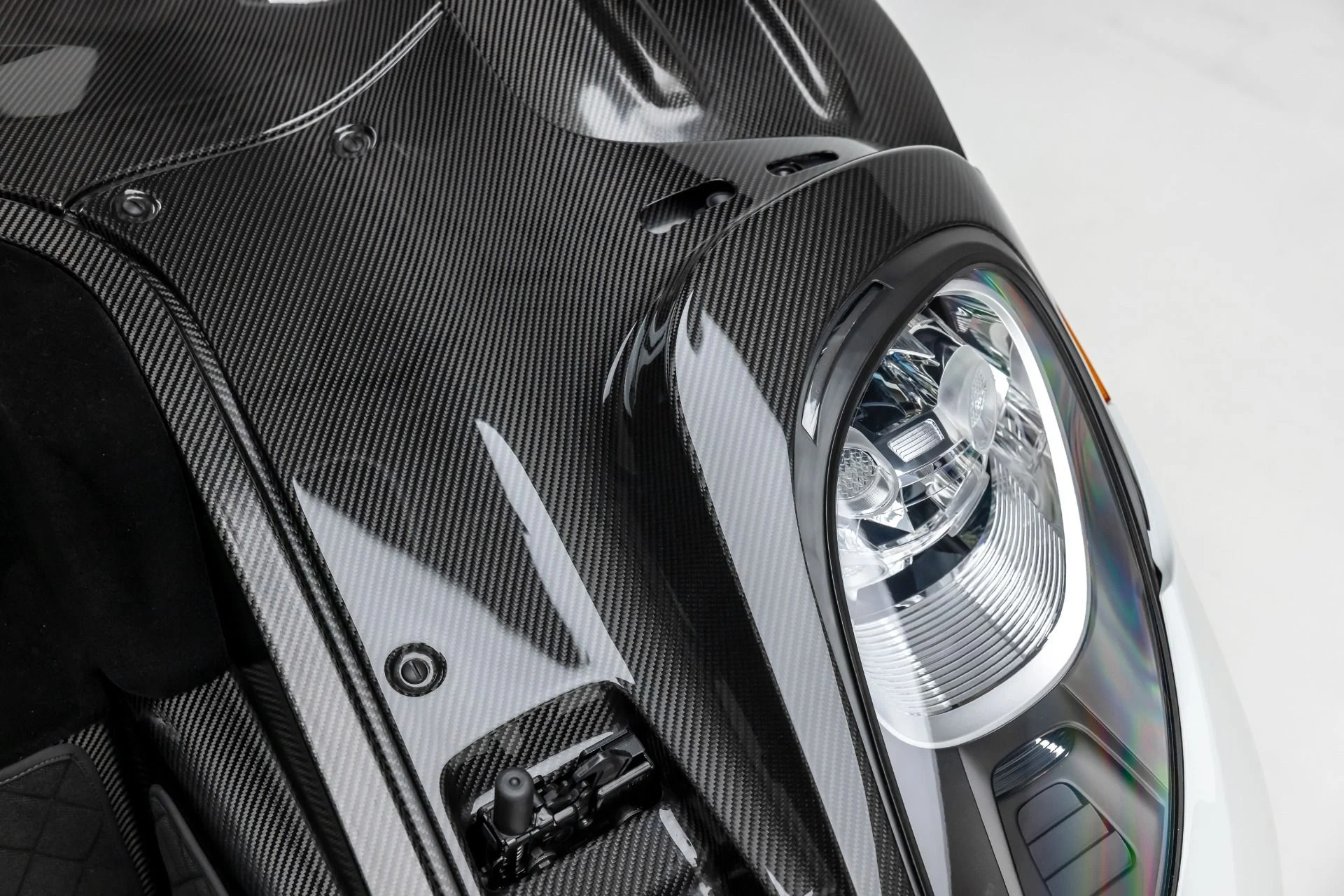 mph021_1388748239_Used_2015_Porsche_918_Spyder_1740676476_9bc5680a2a