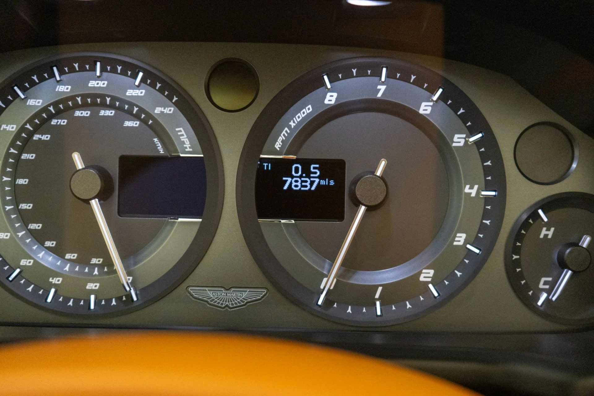 mph021_139691754_Used_2016_Aston_Martin_Vanquish_Volante_Low_Miles_Amazing_Color_Combination_1785262307_b909458cef