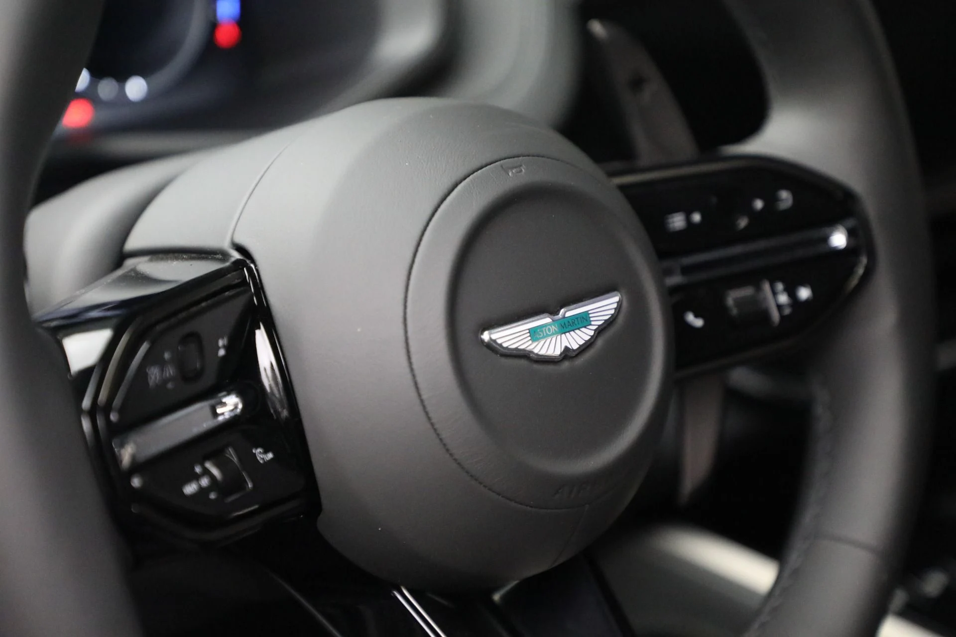 mph021_1407865560_New_2025_Aston_Martin_DBX_707_eff0b3ab04