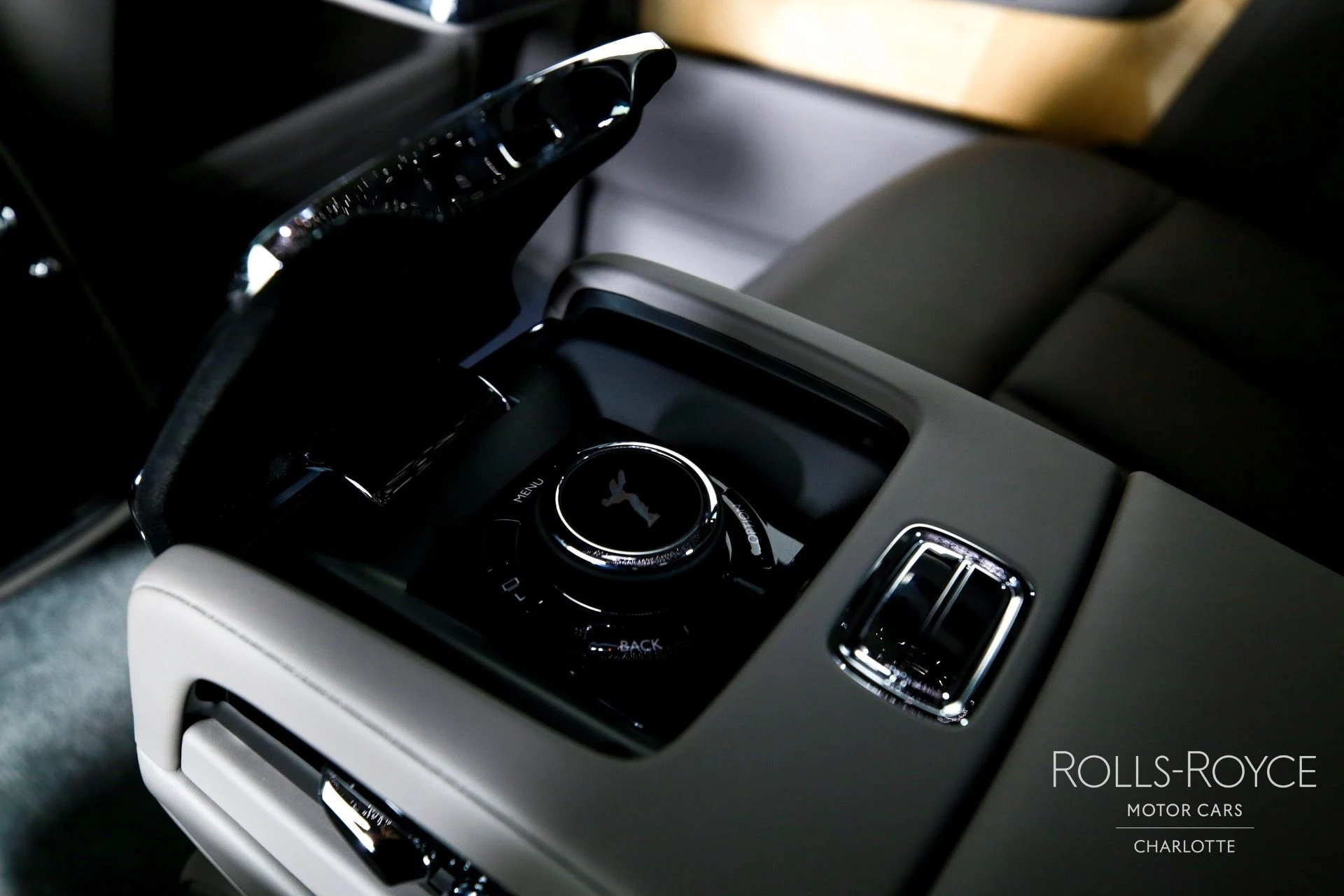 mph021_1455489085_Used_2025_Rolls_Royce_Phantom_1759509500_0afc83686c