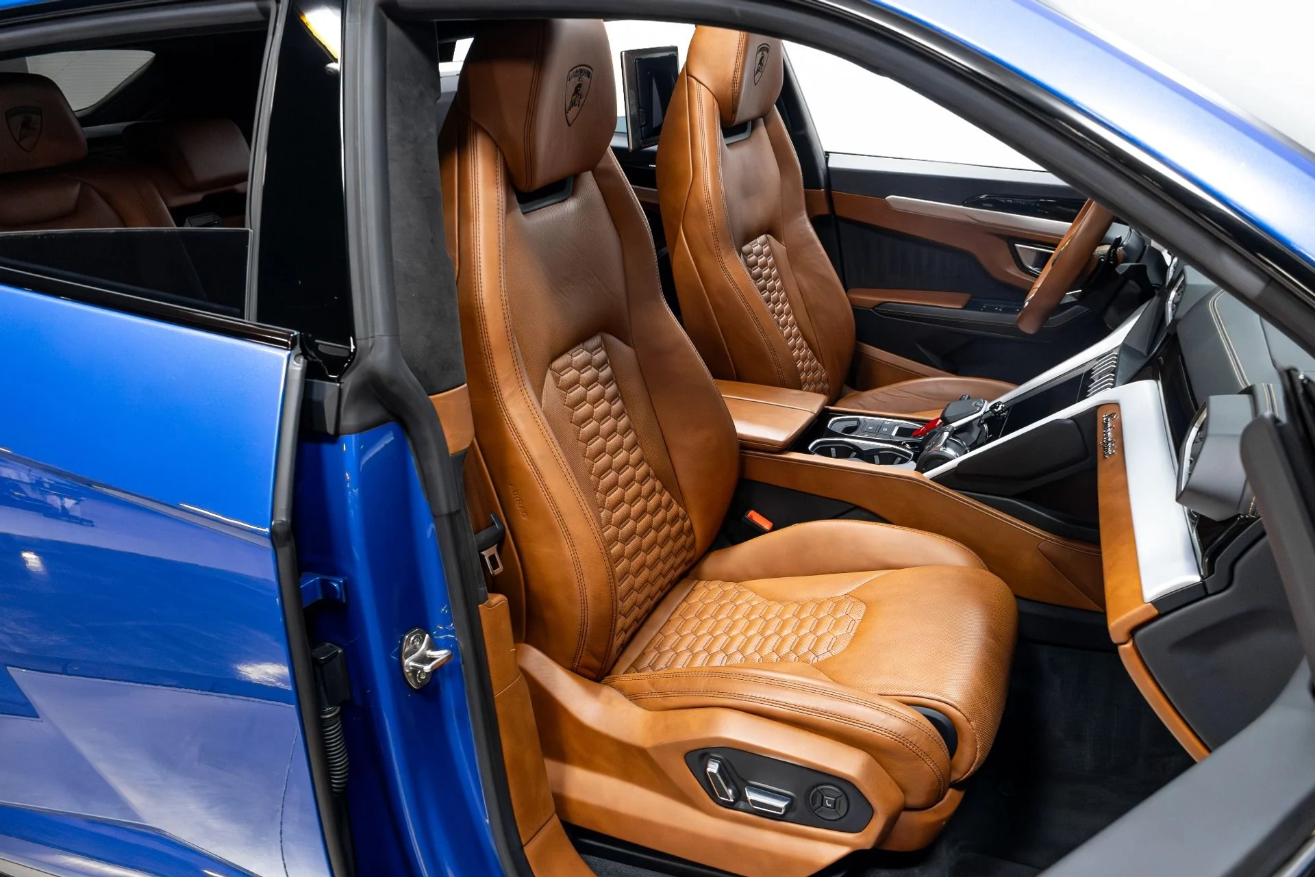 mph021_148024346_Used_2019_Lamborghini_Urus_1772123275_4d0404d7db