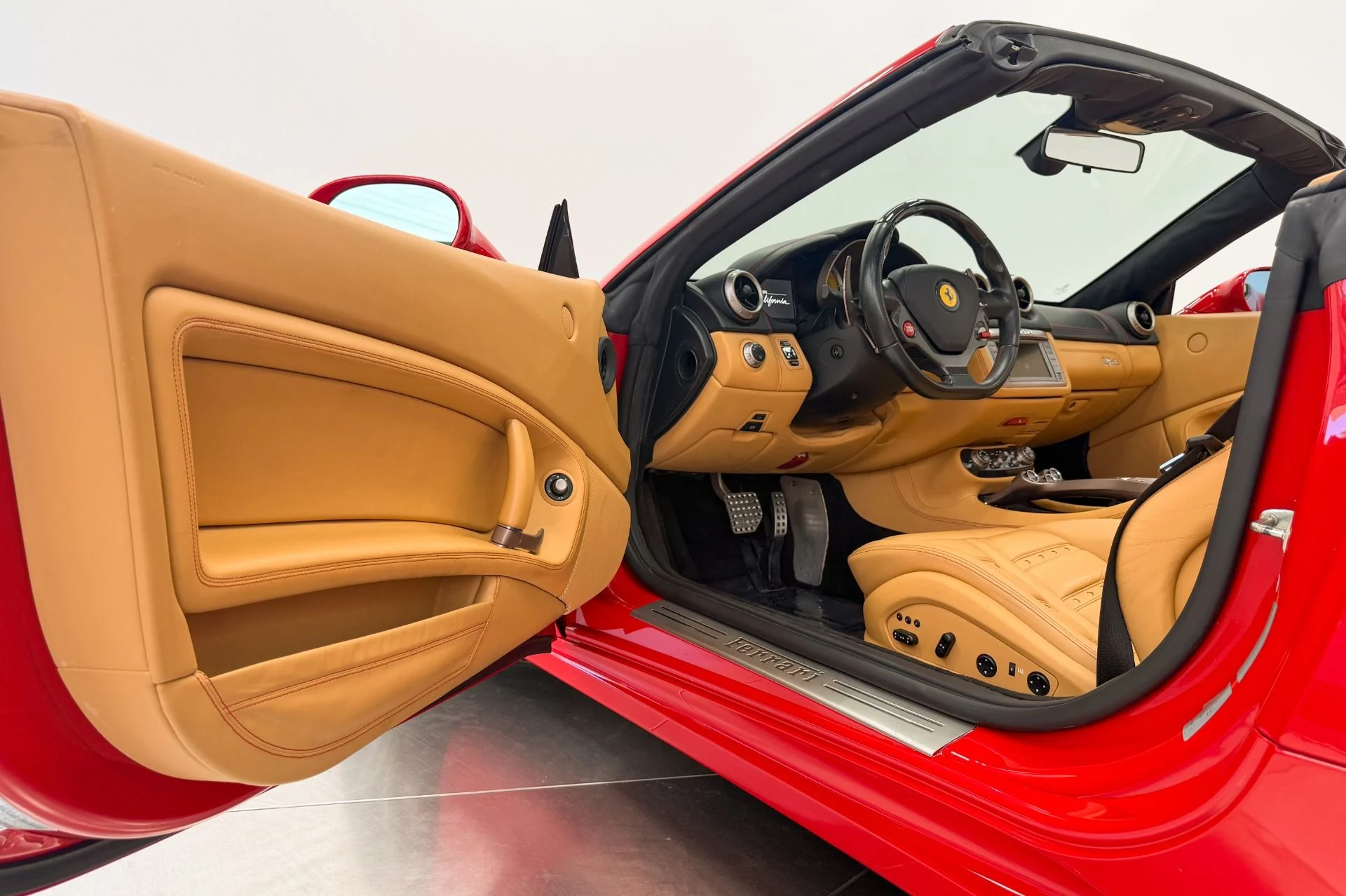 mph021_1513994528_Used_2014_Ferrari_California_Daytona_Seats_490_Horsepower_Carbon_Fiber_Steering_Wheel_w_LE_Ds_1783362230_06b936d073