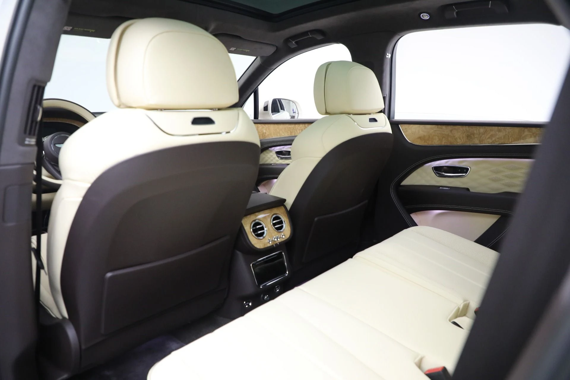 mph021_1517650410_New_2025_Bentley_Bentayga_Azure_V8_618c49ba3c