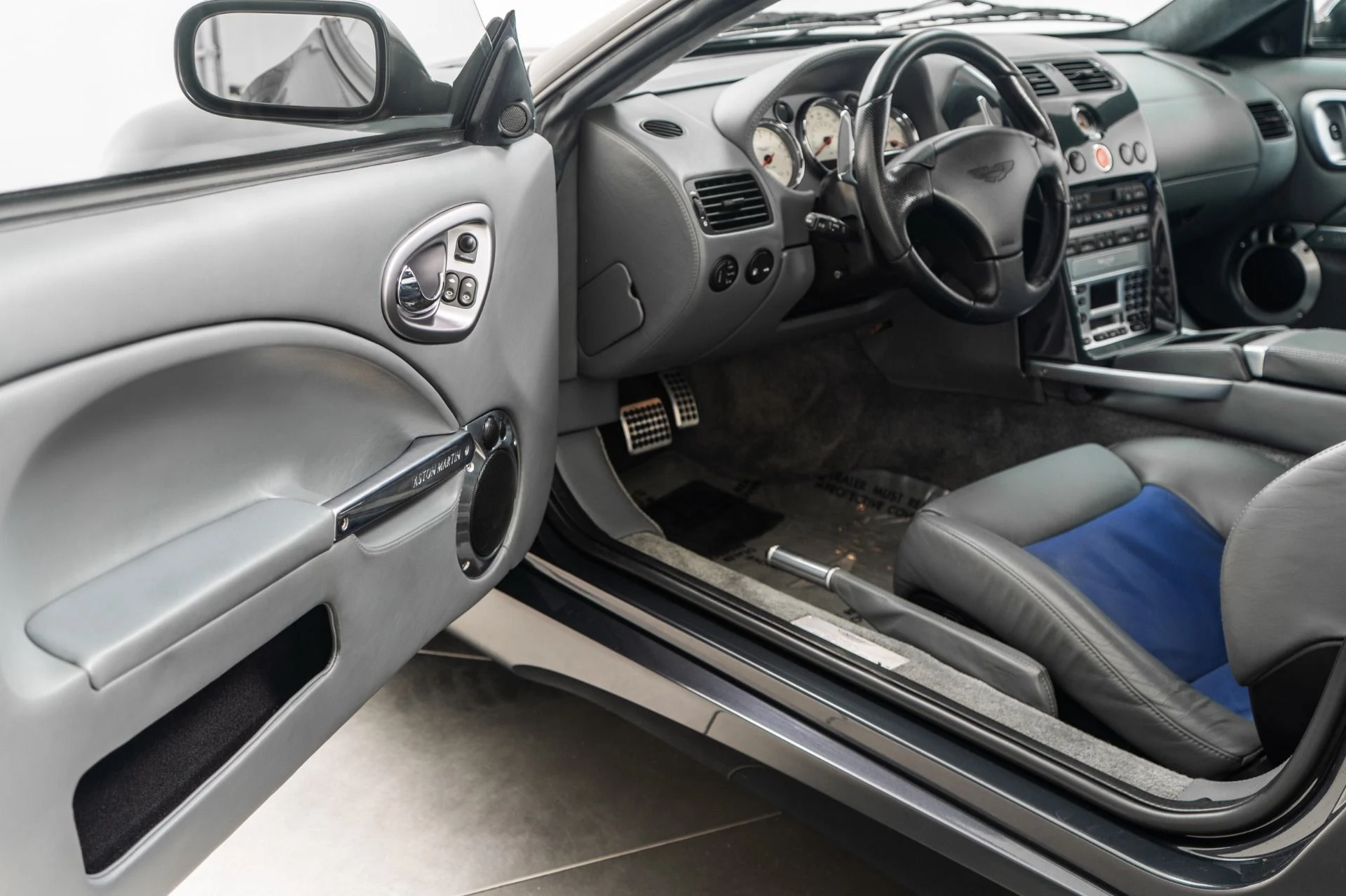 mph021_152852455_Used_2003_Aston_Martin_VANQUISH_1754320407_f1c4514c12
