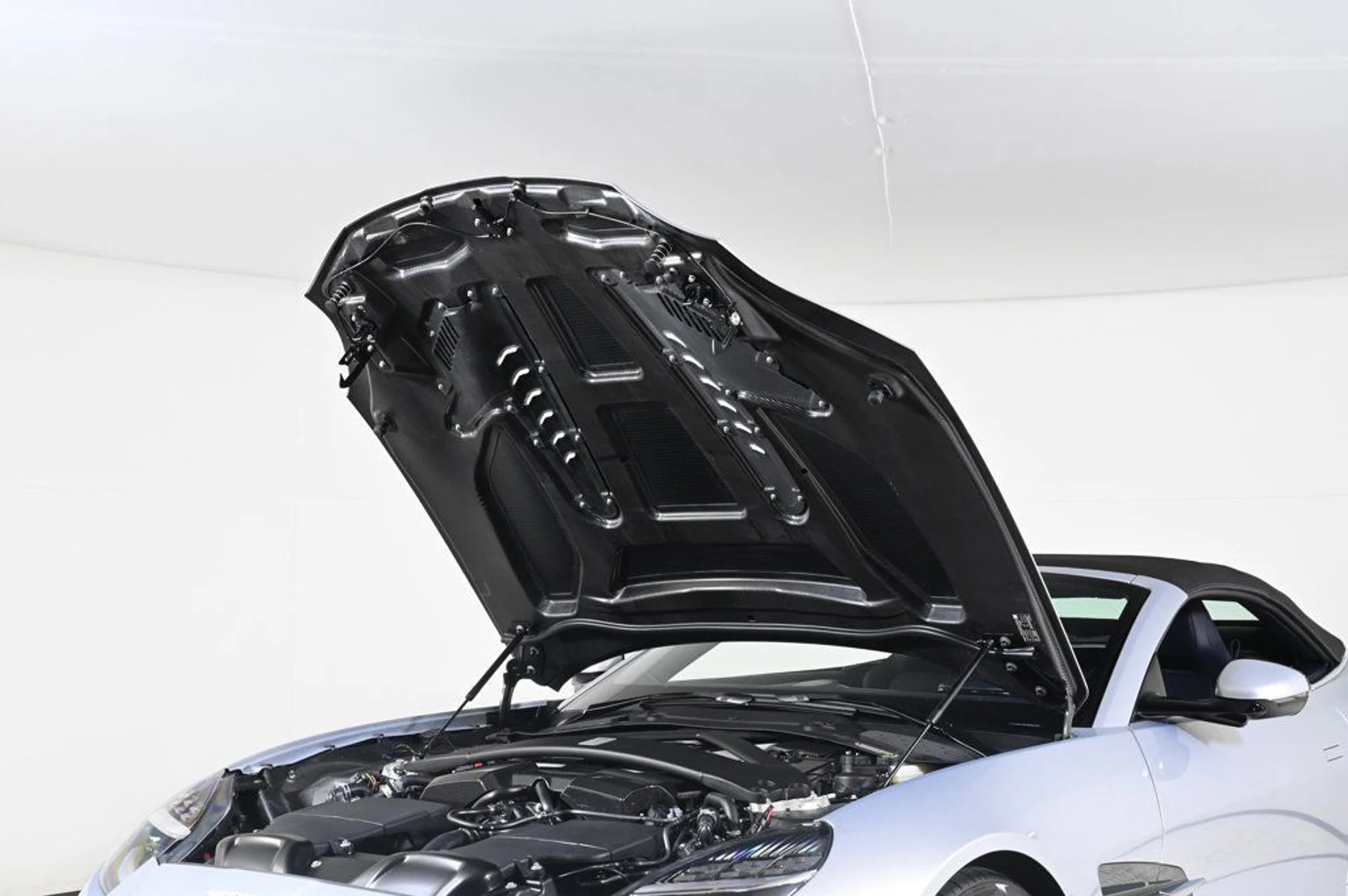 mph021_1547537996_new_2026_aston_martin_vanquish_volante_11350_22980293_21_1024_701da4aeee