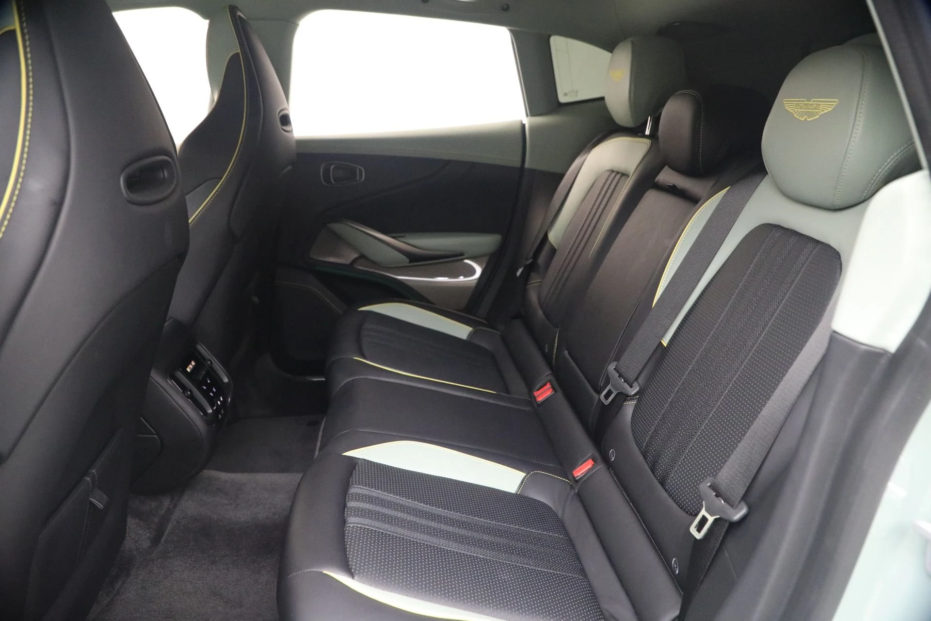 mph021_1551639131_Used_2025_Aston_Martin_DBX_707_1782571135_a7eca6604e