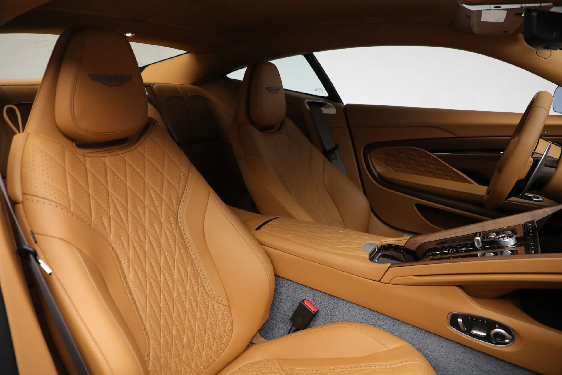 mph021_1564991413_New_2025_Aston_Martin_DB_12_V8_be18921c92