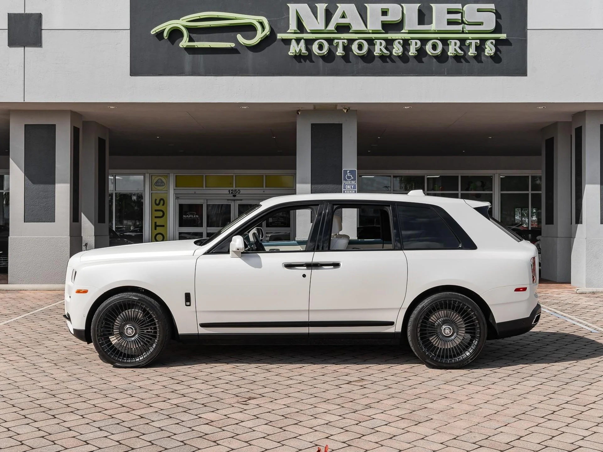 mph021_1598327284_Used_2023_Rolls_Royce_Cullinan_1761685672_59e797e44f