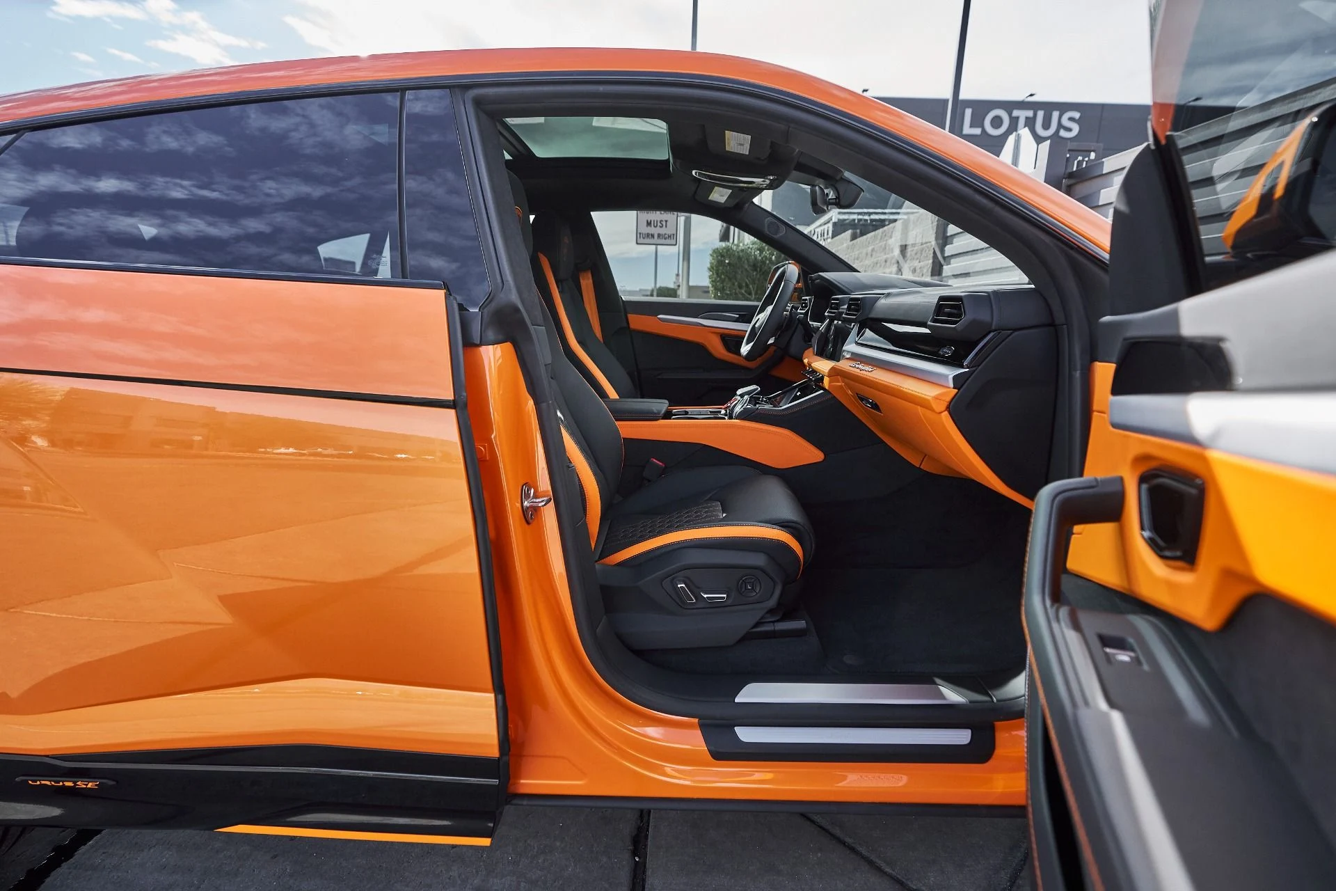 mph021_1625534098_Used_2025_Lamborghini_Urus_SE_1763676999_14984271d7