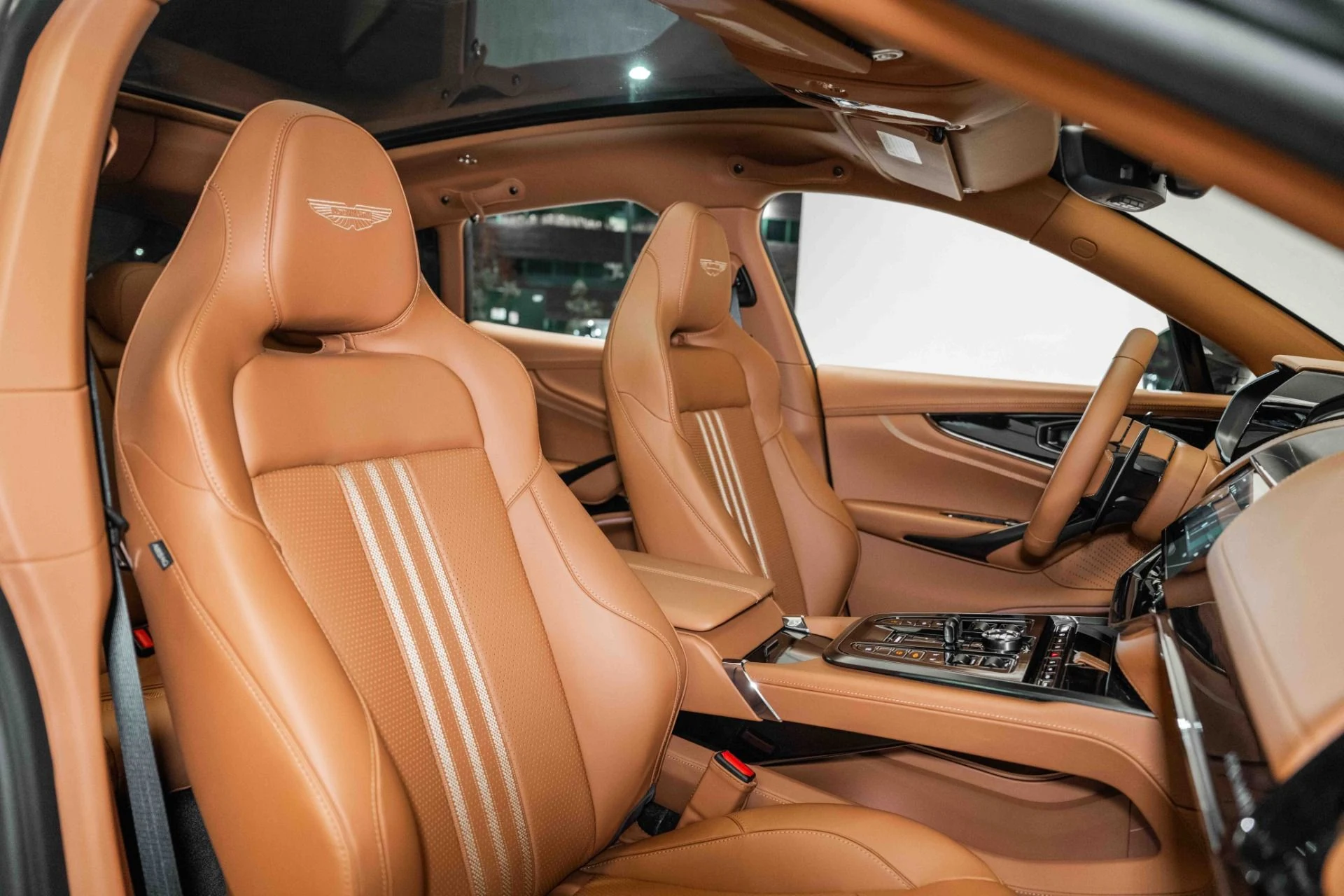 mph021_164392786_Used_2025_Aston_Martin_DBX_707_1730812755_5c22b963e1