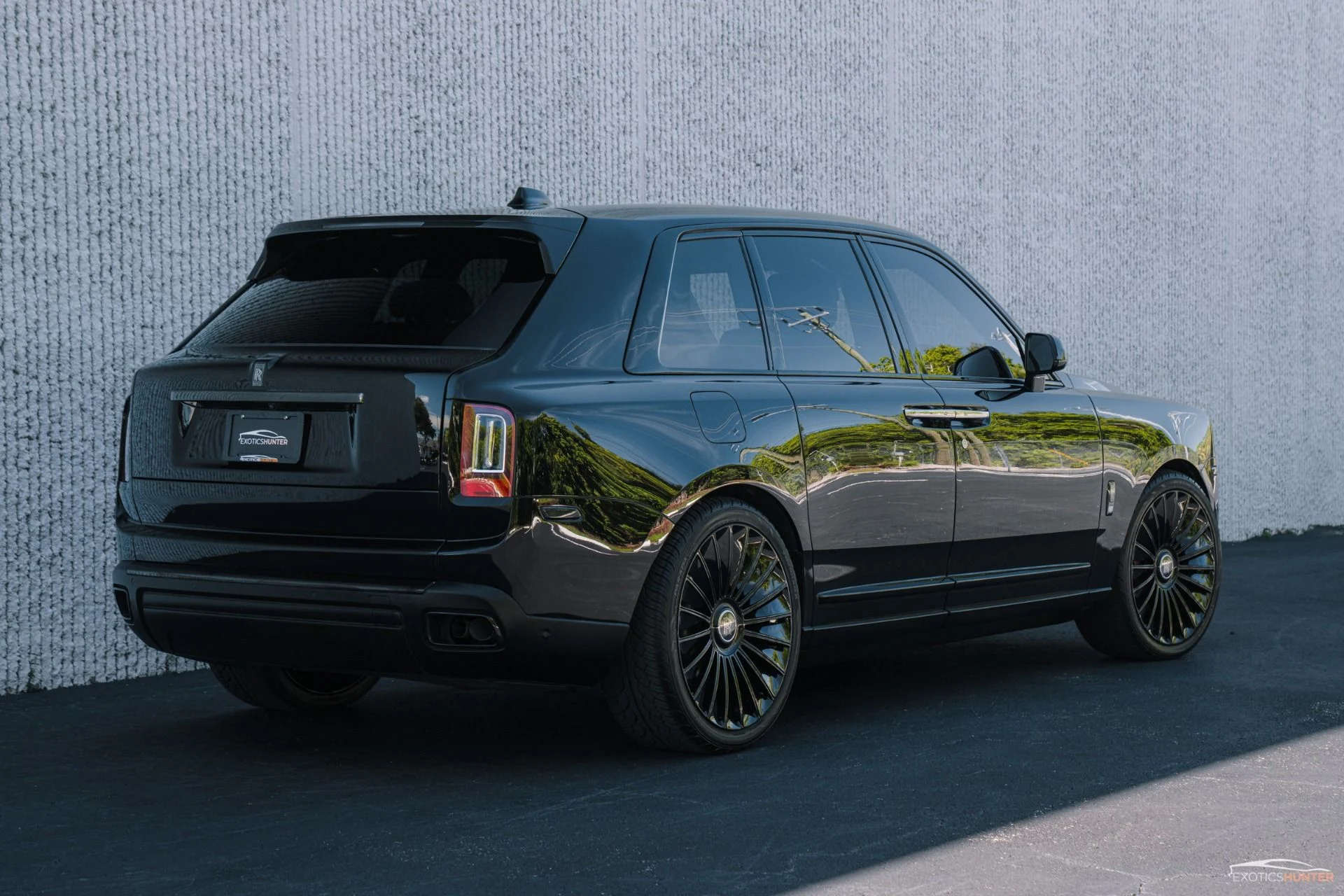 mph021_1672078274_Used_2020_Rolls_Royce_Black_Badge_Cullinan_w_Starlight_Rear_Picnic_Seating_on_Forged_Wheels_1756241071_d41574d853