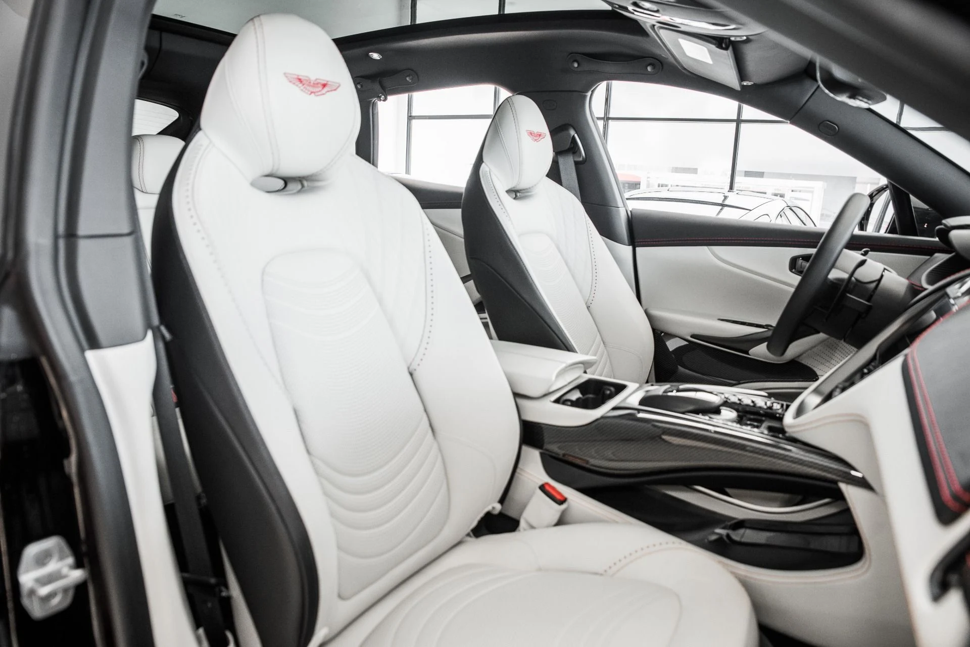 mph021_1724261596_Used_2022_Aston_Martin_DBX_550_1675796960_6e2068ae6f