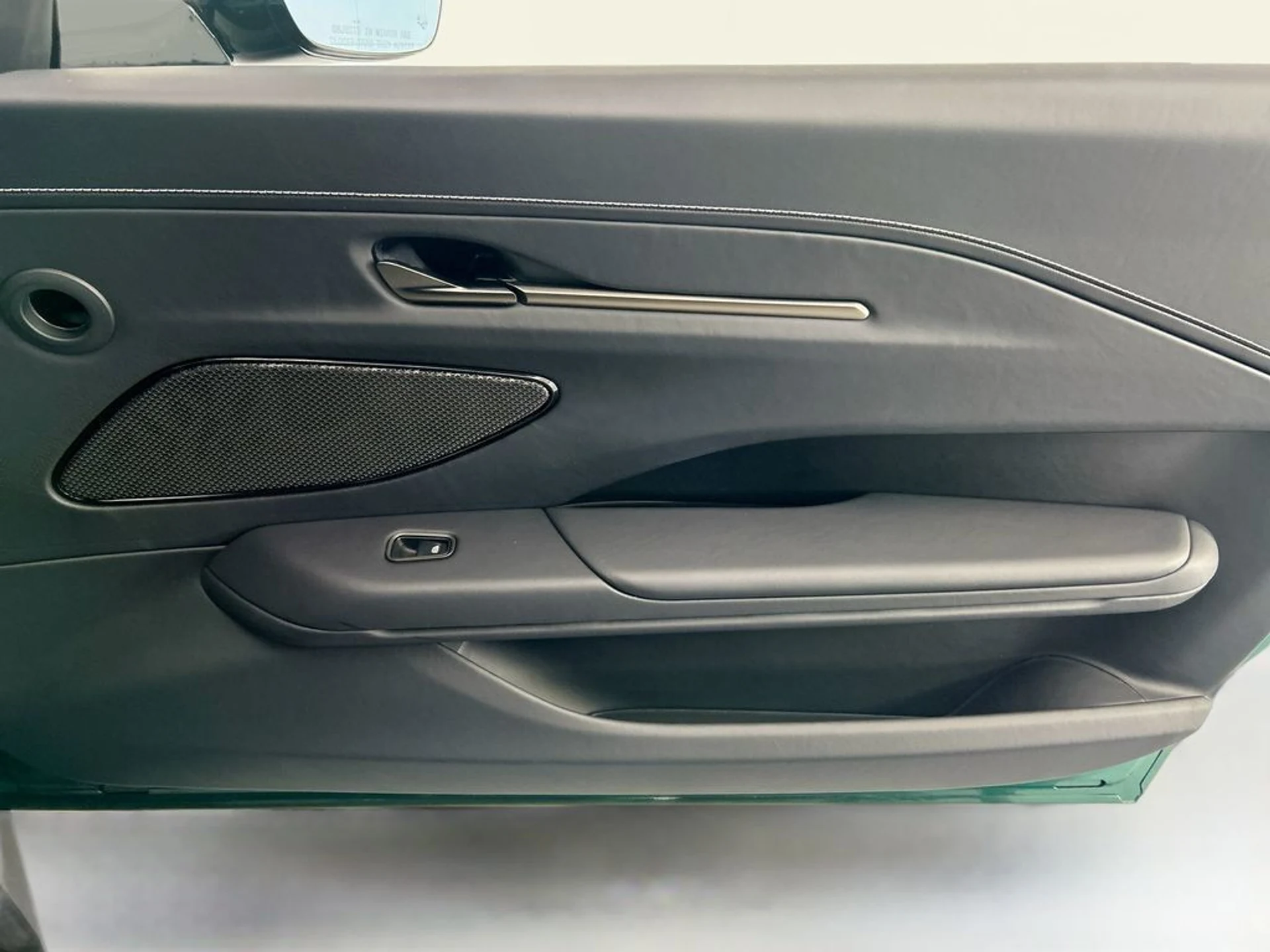 mph021_1741207440_used_2026_aston_martin_vantage_coupe_8119_23019330_22_1024_5b9728ab93