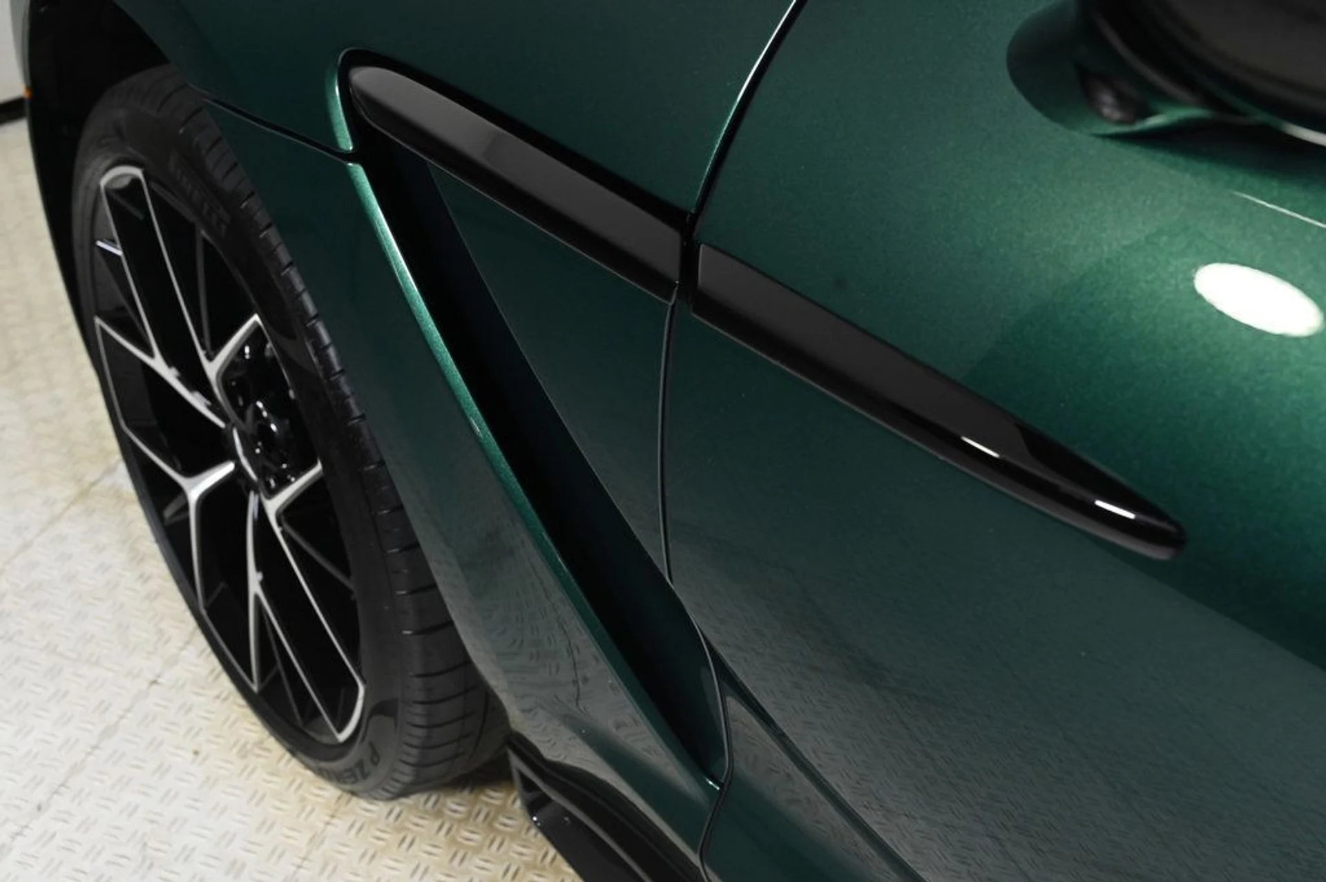 mph021_180906650_new_2026_aston_martin_dbx_707awd_11350_22961642_22_1024_3a50933795