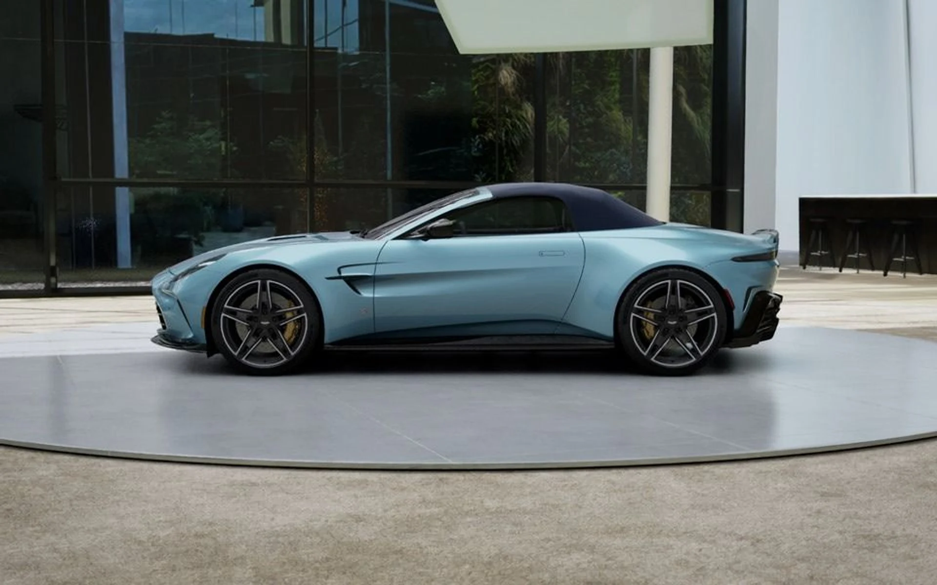 mph021_1813012751_New_2027_Aston_Martin_Vantage_S_Roadster_In_Transit_3a3fc89eed
