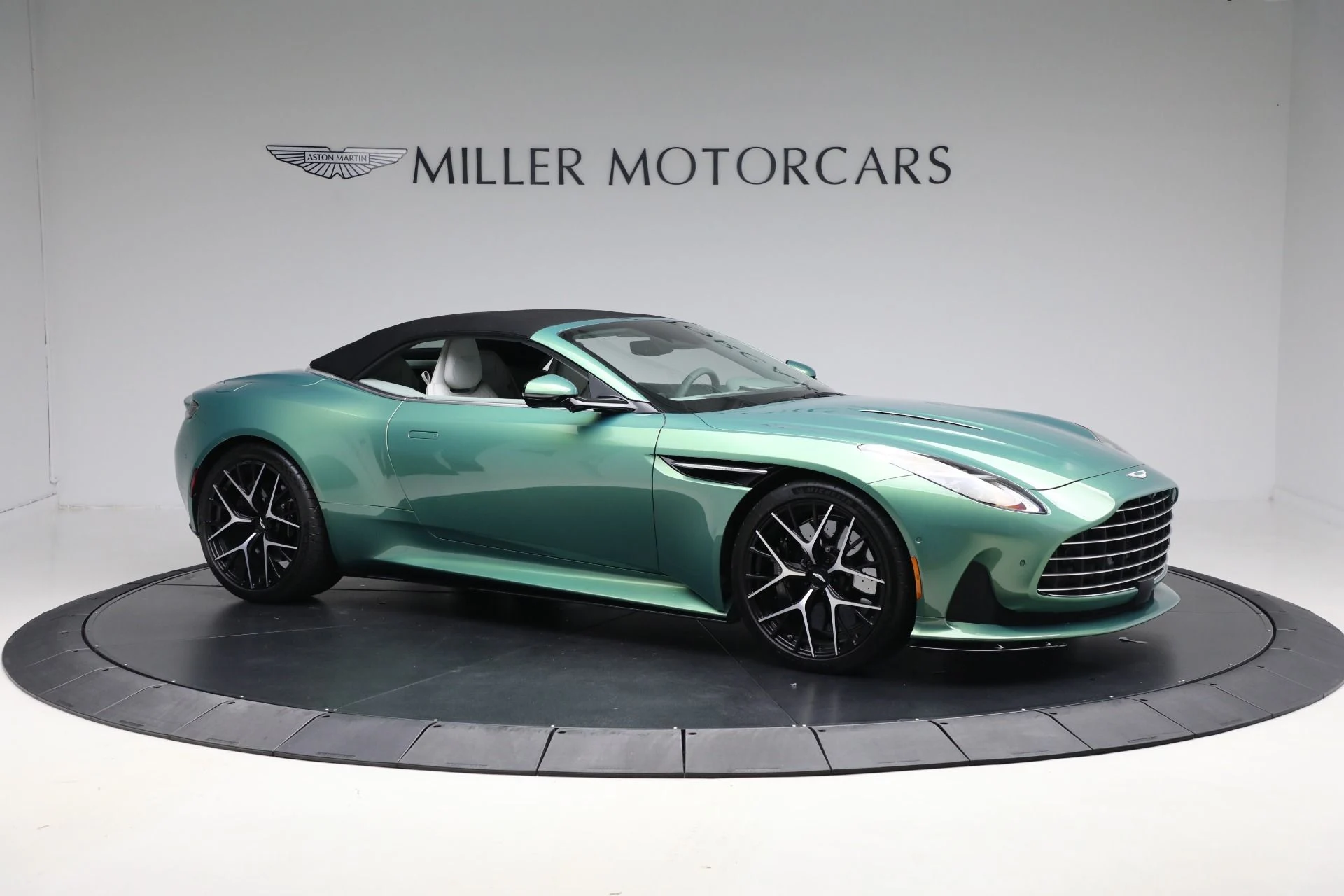 mph021_1815500137_New_2025_Aston_Martin_DB_12_Volante_1a3a6d9934