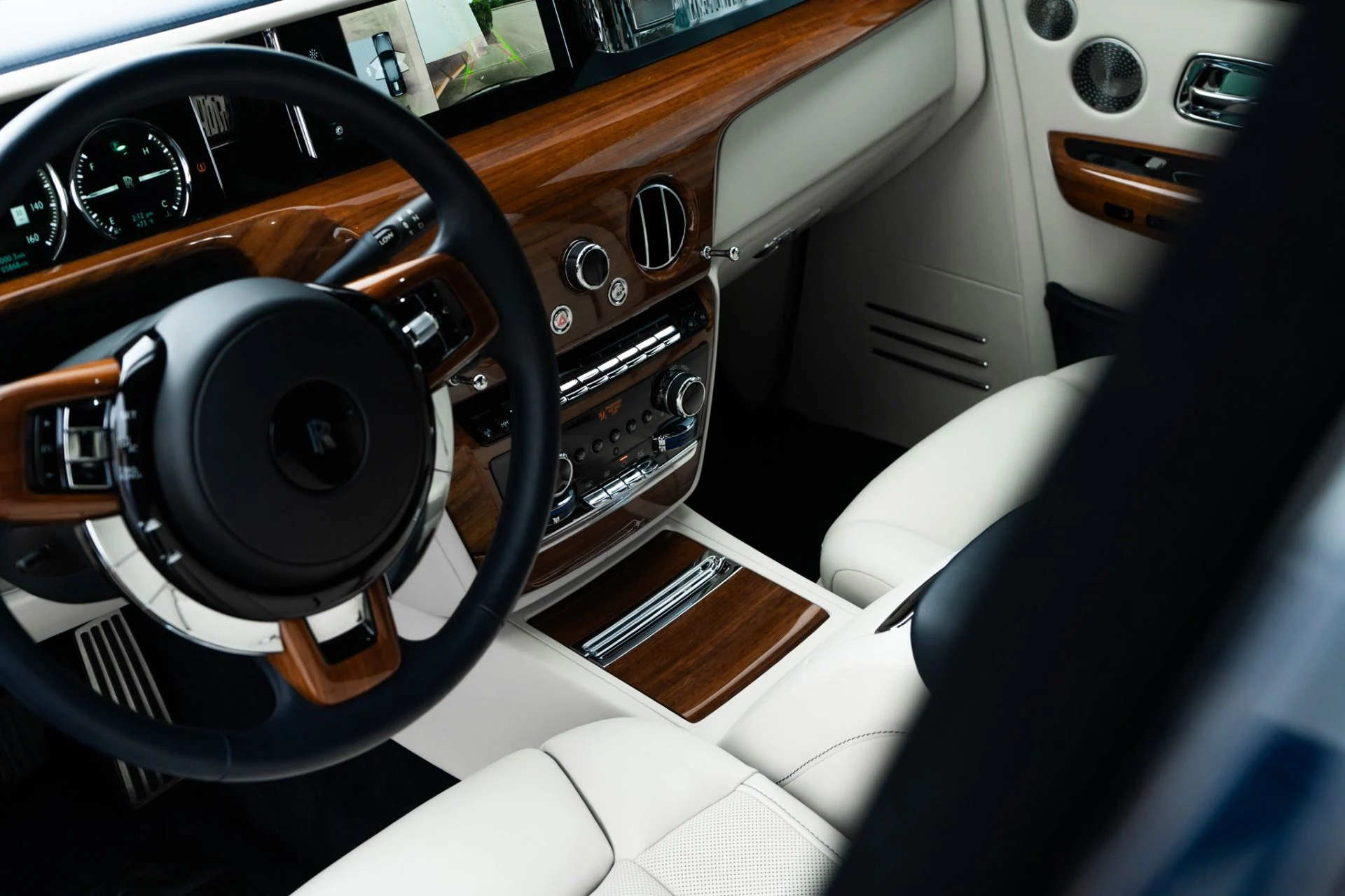 mph021_1823408299_Used_2022_Rolls_Royce_Phantom_1778012232_ae4ca34eec