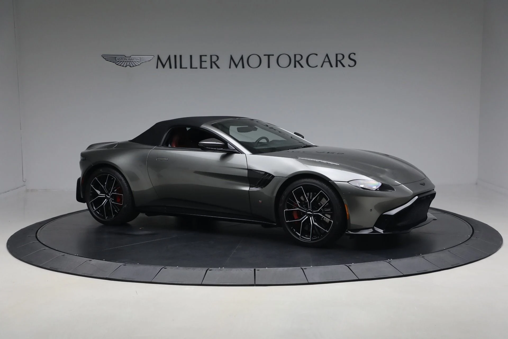 mph021_1833580469_Used_2021_Aston_Martin_Vantage_1764880968_edfa45711c