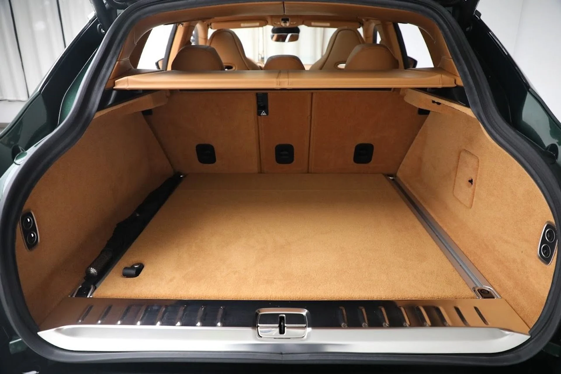 mph021_1840979001_Used_2023_Aston_Martin_DBX_1685647216_5b29d29e8a