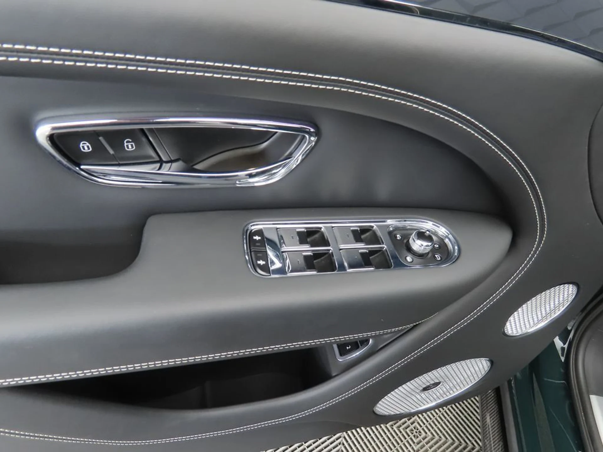 mph021_1843440082_used_2025_bentley_bentayga_v8awd_8119_22891854_23_1024_ac91587721