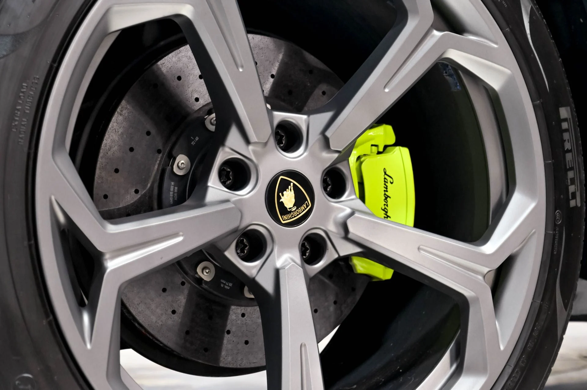mph021_1858123620_Used_2020_Lamborghini_Urus_1778528583_5dae153121